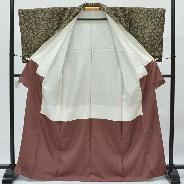 【中古】 紬 リサイクル着物 身丈156cm 裄丈63.3cm たて節 正絹 仕立て上がり 未使用品 つむぎ 染師 川村久太郎 伝統工芸 落款有 M 茶色系 唐草文様 特品 [ 着物 中古 帯 リサイクル 振袖 浴衣 袴 和服 古着 ] rr0277b