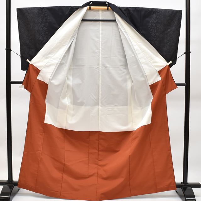 【中古】 大島紬 着物 正絹 リサイクル 身丈156cm 裄丈64.6cm 仕立て上がり つむぎ 染大島 M 黒色系 草花文様 【 紬 紬の着物 リサイクル紬 正絹 袷 紬 着物 中古 古着 アウトレット 送料無料】rr2021b