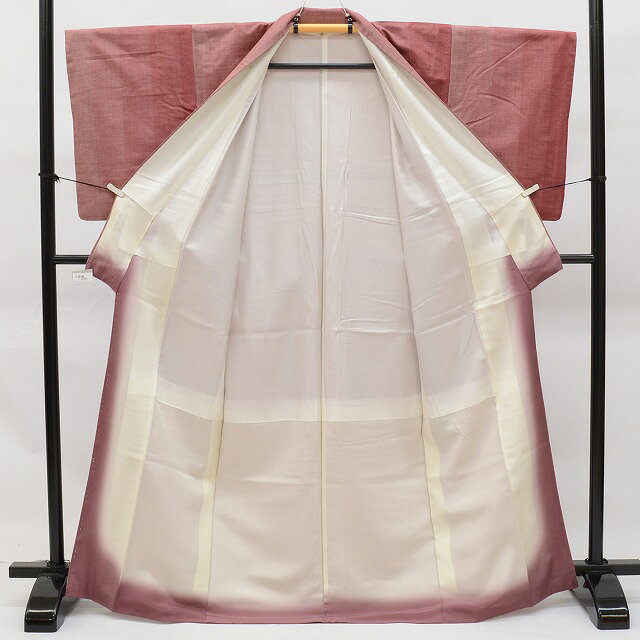 リサイクル着物 着物ひととき 中古の【中古】 紬 リサイクル着物 身丈157.5cm 裄丈64.5cm 正絹 仕立て上がり つむぎ 後染め M ちょっとふくよかL 赤色系 縞文様 特品 [ 着物 中古 帯 リサイクル 振袖 浴衣 袴 和服 古着 ] rr2085b｜アングル3
