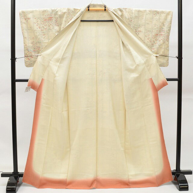 【中古】 リサイクル着物 身丈156.8cm 裄丈64cm 真綿紬 正絹 仕立て上がり つむぎ M 白色系 風景文様 特品 [ 着物 中古 帯 リサイクル 振袖 浴衣 袴 和服 古着 ] rr2212b