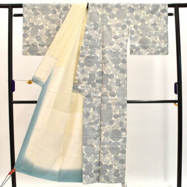 【中古】 リサイクル着物 紬 十日町紬 正絹 後染め 白 亀甲花菱文様 躾付 青海波文様 草花文様 裄62cm S〜Mサイズ つむぎ hh3585 【着物ひととき】