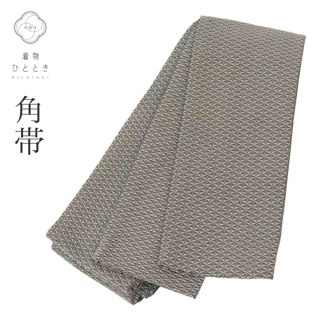 商品情報 【寸法】 長さ：408cm（房が付いている場合、房を除いた長さとなっています） 幅：10.1cm 【素材】 表素材：化繊 裏素材：化繊 【仕立て技法】 全通柄 未仕立て（着用可能） 【状態】 表ランク：AAA 裏ランク：AAA 状態：シミ汚れなくきれいな状態です ※シミ汚れがある場合、詳細な場所につきましては、画像とあわせてご覧ください。 【説明】 落ち着いたグレーの地に伝統的な鱗（うろこ）文様を施した、粋な趣の角帯でございます。 洗練された意匠が、男性の着物姿をより一層品良く引き立てます。 化繊素材を使用しているため、扱いやすく軽やかな締め心地をお楽しみいただけます。 【季節】 通年 【シーン格】 セミフォーマル 【合わせる着物等】 浴衣、紋付袴、紬、小紋、無地 【着用シーン】 （浴衣）花火大会、お祭り （黒紋付 無地着物／袴スタイル）式典、結婚式 （紬、小紋）お正月、食事会、踊り 【年齢】 年齢に関わらずご着用いただけます。組み合わせる着物や小物によって印象が変化いたしますので、お好みのコーディネートをお楽しみください。幅広い年代の方にご利用いただけます。 20代〜70代と幅広くお召いただけます。 【ご参考に】 角帯について 角帯は、男性の着物姿に欠かせない格式ある帯で、主に礼装や準礼装の場に使用されます。特に黒紋付（黒の五つ紋付き羽織袴）に合わせる場合は、以下のような色柄の角帯が一般的です： 白地の博多織の角帯：格式が高く、結婚式や正式な式典に最適。 黒・銀・白系の角帯：落ち着いた色味で、厳粛な場面にも適しています。 金糸や銀糸入りの礼装用帯：華やかさを加えたいフォーマルシーンに。 ※ 黒紋付は、慶事・弔事どちらにも使用されるため、帯の色味は場面に応じて選びましょう。 兵児帯について 兵児帯（へこおび）は、柔らかく結びやすい帯で、カジュアルな和装にぴったりのアイテムです。以下のような着物や場面で使用されます： 浴衣：夏祭りや花火大会などのイベントに最適。 紬や木綿の着物：リラックスしたお出かけや日常着として。 ウールの着物：秋冬のカジュアルな着物に。 締め心地が楽で、自由な結び方が楽しめるため、若者から年配の方まで幅広く人気があります。個性的でこなれた印象を演出したい方にもおすすめです。 #角帯 #メンズ着物 #化繊帯 #鱗文様 #浴衣 #紋付袴 #お正月 #着物コーディネート 【ご確認ください】 ※中古品：表記にない汚れや傷がある場合がございます。何卒ご了承くださいませ。 ※新品：お取り寄せの商品の場合にはお時間がかかる事がございます。お急ぎの方はご連絡いただけますと安心です。 ※お仕立てお直し：リサイクル着物などを取り扱う着物ひとときでは、クリーニングやサイズのお直し・お仕立ても承っております。 男性 帯 メンズ 角帯 化繊 美品 良品 全通柄 鱗 未仕立て 着用可能 セミフォーマル 浴衣 紋付袴 紬 小紋 無地 花火大会 お祭り 黒紋付 無地着物 袴スタイル 着物 kimono リサイクル リユース kkb4704 ※モニターの違いにより実際の色目と異なる場合がございます 宅配便発送の方 ゆうパケット発送の方 メール便発送の方男性 帯 メンズ 角帯 化繊 美品 良品 全通柄 鱗 未仕立て 着用可能 セミフォーマル 浴衣 紋付袴 紬 小紋 無地 花火大会 お祭り 黒紋付 無地着物 袴スタイル 着物 kimono リサイクル リユース kkb4704