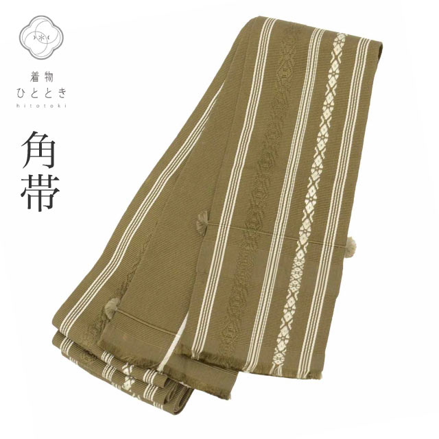 商品情報 【寸法】 長さ：392cm（房が付いている場合、房を除いた長さとなっています） 幅：8.5cm 【素材】 表素材：正絹 (絹 SILK シルク) 裏素材：正絹 (絹 SILK シルク) 【仕立て技法】 全通柄 未仕立て（着用可能） 【状態】 表ランク：AA～A 裏ランク：AA 状態：表裏共に数ヵ所小さなキズや汚れがあります。 ※シミ汚れがある場合、詳細な場所につきましては、画像とあわせてご覧ください。 【説明】 深みのある渋緑色と格調高い献上柄が調和した、正絹の角帯です。 絹ならではの美しい風合いが、装いに粋な表情を添えてくれます。 品格ある帯姿をお楽しみください。 【作家や技法】 博多織, 博多帯 博多織の角帯は、経糸を多く使い、太い緯糸を強く打ち込むことで、丈夫で締めると緩みにくいのが特徴です。「キュッキュッ」という絹鳴りの音が品質の証とされます。礼装から普段着まで幅広く着用され、特に袴下によく用いられます。 【季節】 通年 【シーン格】 セミフォーマル 【着用シーン】 浴衣, 紋付袴, 紬, 小紋, 無地 （浴衣）花火大会, お祭り （黒紋付 無地着物／袴スタイル）式典, 結婚式 （紬, 小紋）お正月, 食事会, 踊り 【年齢】 年齢に関わらずご着用いただけます。組み合わせる着物や小物によって印象が変化いたしますので、お好みのコーディネートをお楽しみください。幅広い年代の方にご利用いただけます。 20代～70代と幅広くお召いただけます。 【ご参考に】 角帯について 角帯は、男性の着物姿に欠かせない格式ある帯で、主に礼装や準礼装の場に使用されます。特に黒紋付（黒の五つ紋付き羽織袴）に合わせる場合は、以下のような色柄の角帯が一般的です： 白地の博多織の角帯：格式が高く、結婚式や正式な式典に最適。 黒・銀・白系の角帯：落ち着いた色味で、厳粛な場面にも適しています。 金糸や銀糸入りの礼装用帯：華やかさを加えたいフォーマルシーンに。 ※ 黒紋付は、慶事・弔事どちらにも使用されるため、帯の色味は場面に応じて選びましょう。 兵児帯について 兵児帯（へこおび）は、柔らかく結びやすい帯で、カジュアルな和装にぴったりのアイテムです。以下のような着物や場面で使用されます： 浴衣：夏祭りや花火大会などのイベントに最適。 紬や木綿の着物：リラックスしたお出かけや日常着として。 ウールの着物：秋冬のカジュアルな着物に。 締め心地が楽で、自由な結び方が楽しめるため、若者から年配の方まで幅広く人気があります。個性的でこなれた印象を演出したい方にもおすすめです。 #着物 #角帯 #博多織 #博多帯 #正絹 #メンズ着物 #献上柄 #着物コーディネート 【ご確認ください】 ※中古品：表記にない汚れや傷がある場合がございます。何卒ご了承くださいませ。 ※新品：お取り寄せの商品の場合にはお時間がかかる事がございます。お急ぎの方はご連絡いただけますと安心です。 ※お仕立てお直し：リサイクル着物などを取り扱う着物ひとときでは、クリーニングやサイズのお直し・お仕立ても承っております。 男性 帯 メンズ 角帯 正絹 絹 博多織 博多帯 良品 全通柄 献上柄 未仕立て 着用可能 セミフォーマル 浴衣 紋付袴 紬 小紋 無地 花火大会 お祭り 黒紋付 無地着物 袴スタイル 式典 結婚式 リユース kkb4710 ※モニターの違いにより実際の色目と異なる場合がございます 宅配便発送の方 ゆうパケット発送の方 メール便発送の方男性 帯 メンズ 角帯 正絹 絹 博多織 博多帯 良品 全通柄 献上柄 未仕立て 着用可能 セミフォーマル 浴衣 紋付袴 紬 小紋 無地 花火大会 お祭り 黒紋付 無地着物 袴スタイル 式典 結婚式 リユース kkb4710