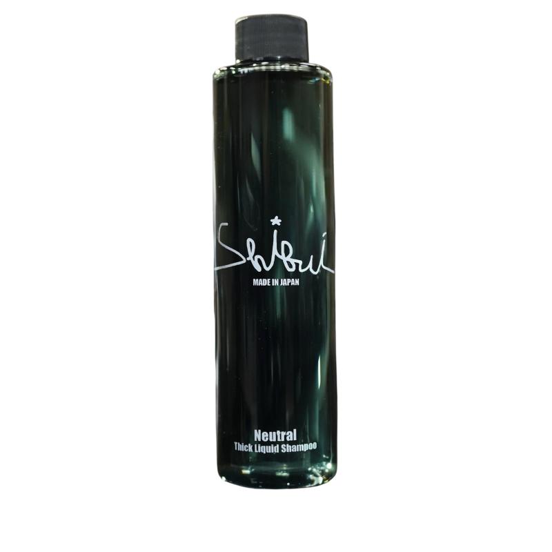 【SHIBUI】NEUTRAL Thick Liquid Shampoo 高粘度&amp;滑り性の高さで摩擦を抑え洗車傷を防ぐ塗装に優しいカーシャンプー 中性 バイク 車トロトロな液性から生み出される密度が高く持続性のある良質な泡がスポンジとボディとの摩擦を限りなく抑え洗車傷から愛車を守ります。界面活性剤の研究と調合にこだわり開発されました。その結果、泡が「汚れを吸い取る」「閉じ込める」性能が向上し、「中性の塗装への優しさ」と「洗浄力」の両立を実現する事に成功しました。泡切れが良く、汚れを包んだ泡がサッと流れていくので 洗車傷のリスク、泡の流し残りによるシミのリスクを減らします。無香料、研磨剤不使用です。デリケートな濃色車にもオススメです。水4ℓにつきキャップ2杯（約8ml）で使用できます。