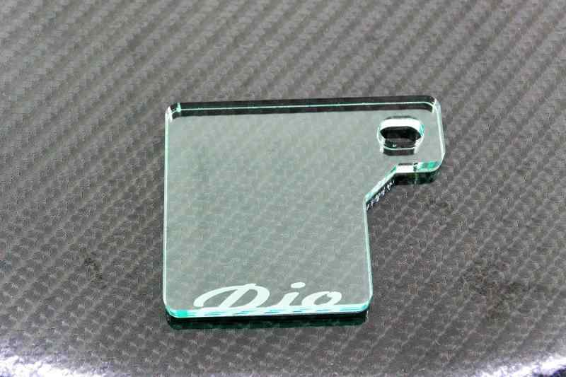 HITOTSUNAGIのQJ-33-1 Dio ガラス調 自賠責ス テッカープレート 厚さ5mm ディオ110 DIO50 ディオ50 AF35 AF27 AF34 AF18 DIO110 AF28 AF62 AF68 JF31 JF58 JK03 ZX 等に カスタム パーツ｜アングル3