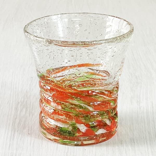 [kubagasaya]くば笠屋 琉球ガラス ロックグラス 焼酎グラス 誕生日 プレゼント 蛍石入り ホタルウェイブグラス素材：ソーダガラス重量：約480g容量：約300ml（満杯時）サイズ：高さ：約9.5cm　口径：約9.5cm　底幅：約7cm企画・デザイン：くば笠屋（沖縄）製法：吹きガラス製法によるHAND MADE製品生産地：中国（日本国内食品検査済）大人気のほたる石入り・・明るい場所で光を貯めて、暗い場所で光を放出します。