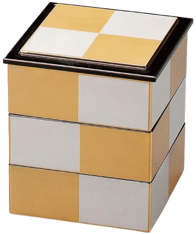 J-kitchens 御節重箱 日本製 3段 4寸 角 重金銀市松渕黒内黒 13.0cm x 13.0cm x 14.7cm外径サイズ：約 13.0cm x 13.0cm x 14.7cm1段内径サイズ：約 115mm x 115mm x H43mm商品重量：約 440g・素材：ABS樹脂 ・生産国：日本製仕切りは付属していません。