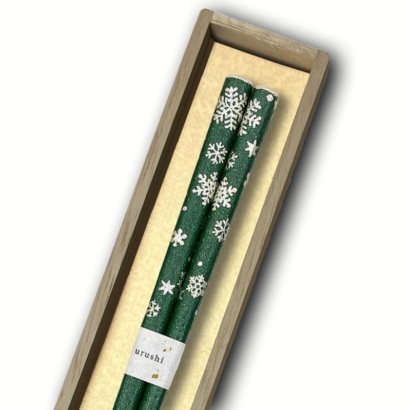 橋本幸作漆器店 雪の花 輪島うるし箸 乾漆仕上げ 桐箱入り 22.5cm 日本製 天然漆 高級 職人技 滑りにくい ギフト プレゼント【石川県輪島産・職人仕上げ】輪島市の熟練職人が一本一本手作業で仕上げた、乾漆技法による高品質な日本製箸。日本製ならではの安心感と確かな品質【伝統の乾漆仕上げで長持ち】漆を幾重にも塗り重ね、乾漆粉を蒔きつけた摩耗に強い仕上げで、長期間の使用にも耐え、愛用できる【すべり止め効果と手触り】しっとりした質感で持ちやすく、食材をしっかり掴める安心の設計【天然漆の魅力と抗菌性】使うほどに艶が増し、手になじむ天然素材。漆が持つ天然の抗菌作用で日常の食卓でも衛生的に使用でき、美しさと風合いが長く持続【ギフトにも最適】桐箱入りの高級仕様で、和食・洋食どちらにも映える上品な色合い。普段使いや結婚祝い・長寿祝い・海外への贈答など、大切な方へのプレゼントに最適【注意】画面の表示環境により、実際の色味と異なる場合があります