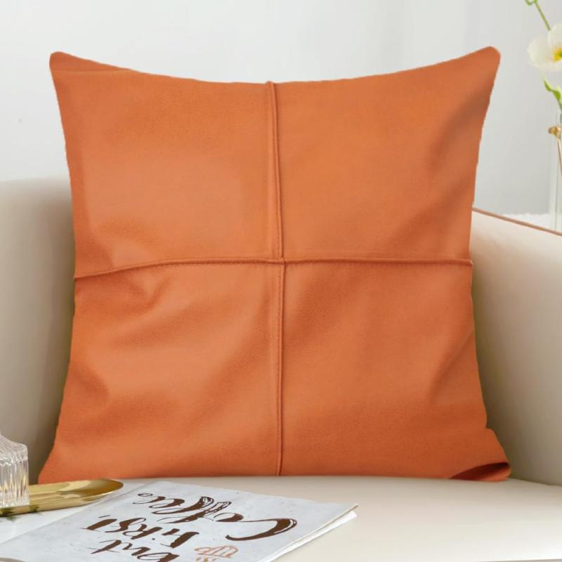 MILASIC クッションカバー 45×45cm おしゃれ 北欧 フェイクレザー 背当てカバー 座布団カバー 無地 合皮 かっこいい ファスナー開閉 インテリア 一人暮らし カラーレザー 撥水 クロスステッチ 【レザー風素材で高級感あるインテリアに】フェイクレザーを使用したクッションカバーは、手軽にお部屋の雰囲気を格上げしてくれます。洗練された印象で、北欧風やモダンテイストにもぴったり。【撥水＆防汚加工でお手入れ簡単】撥水・防汚性に優れた素材なので、ペットやお子さまがいるご家庭でも扱いやすく、清潔に保てます。【くすみカラーが映えるシンプルデザイン】グリーン・ベージュ・サーモンピンクなどのくすみカラーで、インテリアに馴染みながら程よいアクセントに。無地×クロスステッチが上品です。【実用的なファスナー開閉仕様】着脱しやすいファスナータイプで、クッションの入れ替えも簡単。洗濯機で洗えるので、日常使いにも最適です。【45×45cmの正方形サイズ】定番の45×45cmサイズで、背当てや座布団としても活躍。一人暮らしや在宅勤務の快適空間づくりにおすすめ。