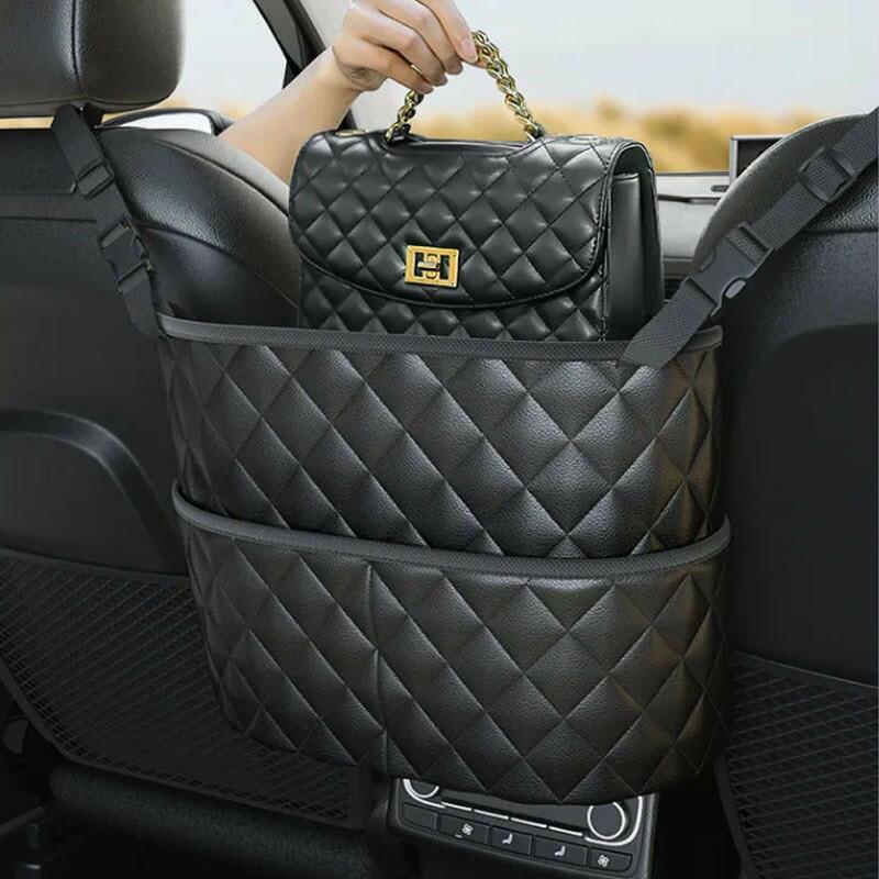 【大容量収納】： ドリング、ハンドバッグ、携帯、お菓子などの小物を収納のに最適です。 車を綺麗に保ちながら、ペットや子供が運転を妨げるのを防ぐことができます。【収納便利】水筒やハンドブックやカバンなどを収納ポケットに収納し、後部の座席に探す必要がなくなり、とても便利です。荷物の落下防止もできますので、運転にもっと集中することができます。【優れた耐久性】厳選された高品質なPUを採用しており、一般的な車用収納バッグより撥水性・耐久性・耐摩耗性が抜群で、傷つきにくく、手入れしやすいです。たくさん荷物を入れても型崩れしにくく、見た目もおしゃれな革のデザインです。機能と見た目が兼ね備われています。【取り付け簡単】穴開けと工具は一切不要です。運転席と助手席のヘッドレストを通してバックルで固定。好みの長さを調整。