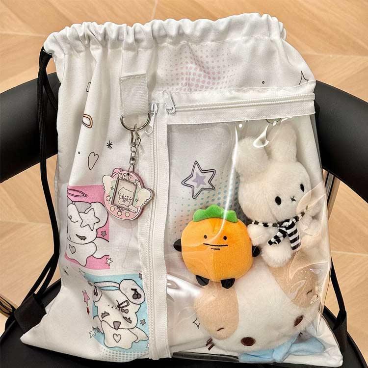 ひつじ座Shop楽天市場店のレディース リュックサック 軽量 透明 リュック 痛バッグ 大容量 かわいい 見せバッグ 推し活 女の子 痛バ 缶バッチ 通学 通勤 中学生 クリア おしゃれ 小学生 痛リュック 高校生 大きめ デイパック｜アングル3