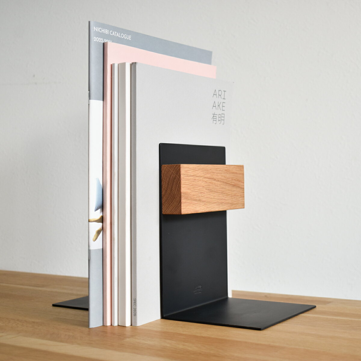 【2台入り】おしゃれな桐箱入りのブックエンド アイアン ブックスタンド 本立て 本棚 書棚 ディスプレイインダストリアル デザイン ミニマル 書斎 オフィス ギ...