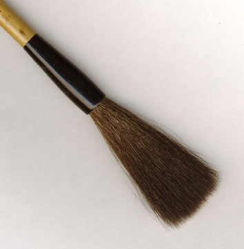 サイズ 出丈　5.2cm　　直径　0.85cm　 原料 　黒栗鼠・羊尾 軸 　支那竹黒水牛達磨 商品説明 柔かい肌触りの黒栗鼠黒栗鼠の毛は柔かく、面白みのある書き味です。 高級化粧筆などで使われる原料です。