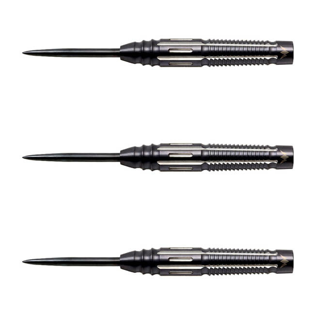 MISSION DARTS Kuro M4 STEEL 21g　※ご覧頂いているディスプレイの設定等により、実物と色合いが異なる場合がございます。※この画像はDarts HiVeが作成しており、文章・写真などの複製、無断転載を禁じます。※内容物・商品仕様は予告なく変更となる場合がございます。 ■商品仕様 スペックデータ &nbsp; 材質 単体重量 全長 最大径 タイプ ：95%タングステン ：21.0g(ポイント含む) ：42.4mm ：7.1mm ：STEEL 内容物 &nbsp; ・バレル ・シャフト ・フライト ×1set(3個) ×1set(3個) ×1set(3個) ■商品説明 2021.03.16 発売商品 強力シャークカットにロングスリットカットを融合させたトルピードバレル。 調整されたテーパー角とシャークカットの相性が抜群で、ダーツにしっかりと力が乗り直進性能を引き上げました。 ■ご注文前に必ずご確認下さい 【仕様・付属品に関して】 ※商品ページ掲載の商品仕様や、パッケージ・デザイン・付属品等は、予告無しに変更となる場合がございます。 予めご理解・ご了承の上ご注文下さい。