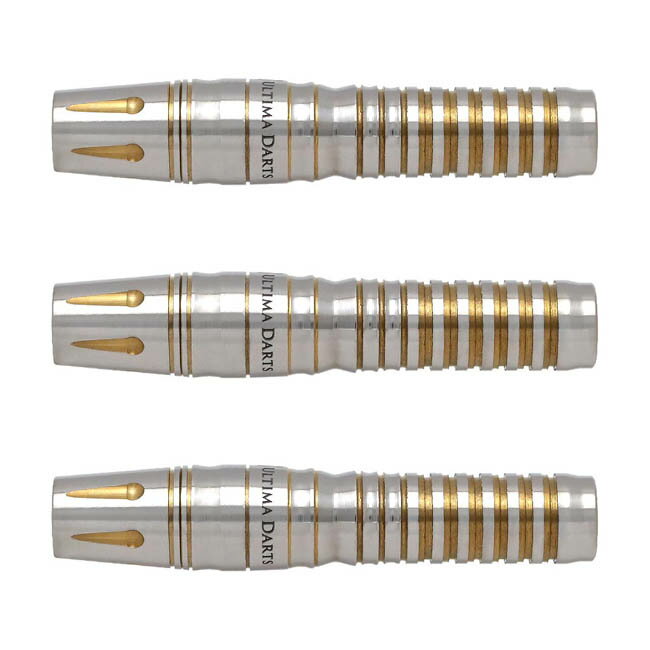 ULTIMA DARTS KAISER5 2BA Type2 Gold 荏隈秀一選手モデル　※ご覧頂いているディスプレイの設定等により、実物と色合いが異なる場合がございます。※この画像はDarts HiVeが作成しており、文章・写真などの複製、無断転載を禁じます。※内容物・商品仕様は予告なく変更となる場合がございます。 ■商品仕様 スペックデータ &nbsp; 材質 単体重量 全長 最大径 タイプ ：90%タングステン ：16.5g ：37.0mm ：7.3mm ：2BA 内容物 &nbsp; ・バレル ・シャフト ・チップ ・フライト ×1set(3個) ×1set(3個) ×1set(3個) ×1set(3個) ■商品説明 2022.05.20 発売商品 荏隈秀一選手モデル第5弾となる「KAISER5」は、スペックの異なる4つのモデルで展開。 「Type2」モデルは、セカンドモデルを基に再設計した、感覚的にコントロールできる全長37.0mmのショートバレルです。 バレル重量は16.5gと軽量で、重量に依らずダーツの軌道を掴みやすい設定に。 バレル後方にはリリースの抜けを重視したダブルリングカットを採用。 また、前方の浅めのリングカットとRはグリップ位置の目安に使うことができ、ズレを防いでくれます。 6.25mmと細めのグリップエリアで繊細な操作が可能です。 クセのないカットと安定感に優れたセンター重心で、幅広いグリップとスローに対応できるバレルに仕上がっています。 ■ご注文前に必ずご確認下さい 【仕様・付属品に関して】 ※商品ページ掲載の商品仕様や、パッケージ・デザイン・付属品等は、予告無しに変更となる場合がございます。 予めご理解・ご了承の上ご注文下さい。 ShuichiEnokuma