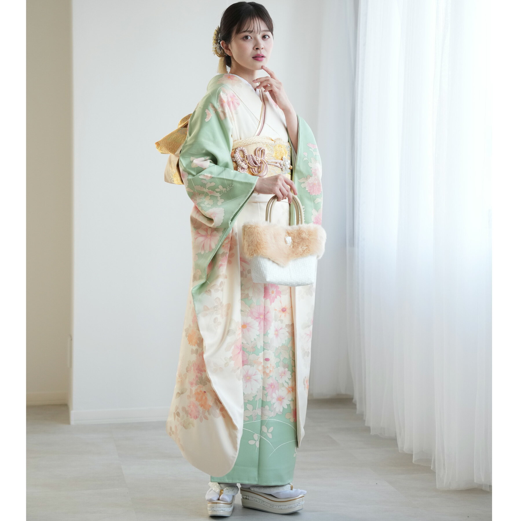 【レンタル】 振袖 セット 成人式 結婚式 レディース 女性 振袖セット 着物 女 成人式 振袖セット 結婚式 振袖＆袋帯 フルセットレンタル 安い レトロ モダン 20点セット 正絹 アンティーク 絵羽 グリーンに花づくし 新品足袋プレゼント 往復送料無料のサムネイル