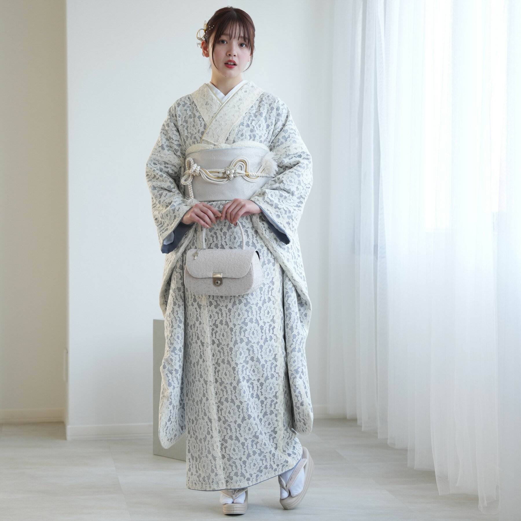 【レンタル】 振袖 21点セット utatane フリー（身長約152cm-162cm） 振袖セット 日本製レース 大学生 女性 レース フルセット 白系 ホワイト グレー フラワーレース 上品 刺繍 西陣織袋帯 クラシック 大学生 大人 成人式 結婚式 往復送料無料
