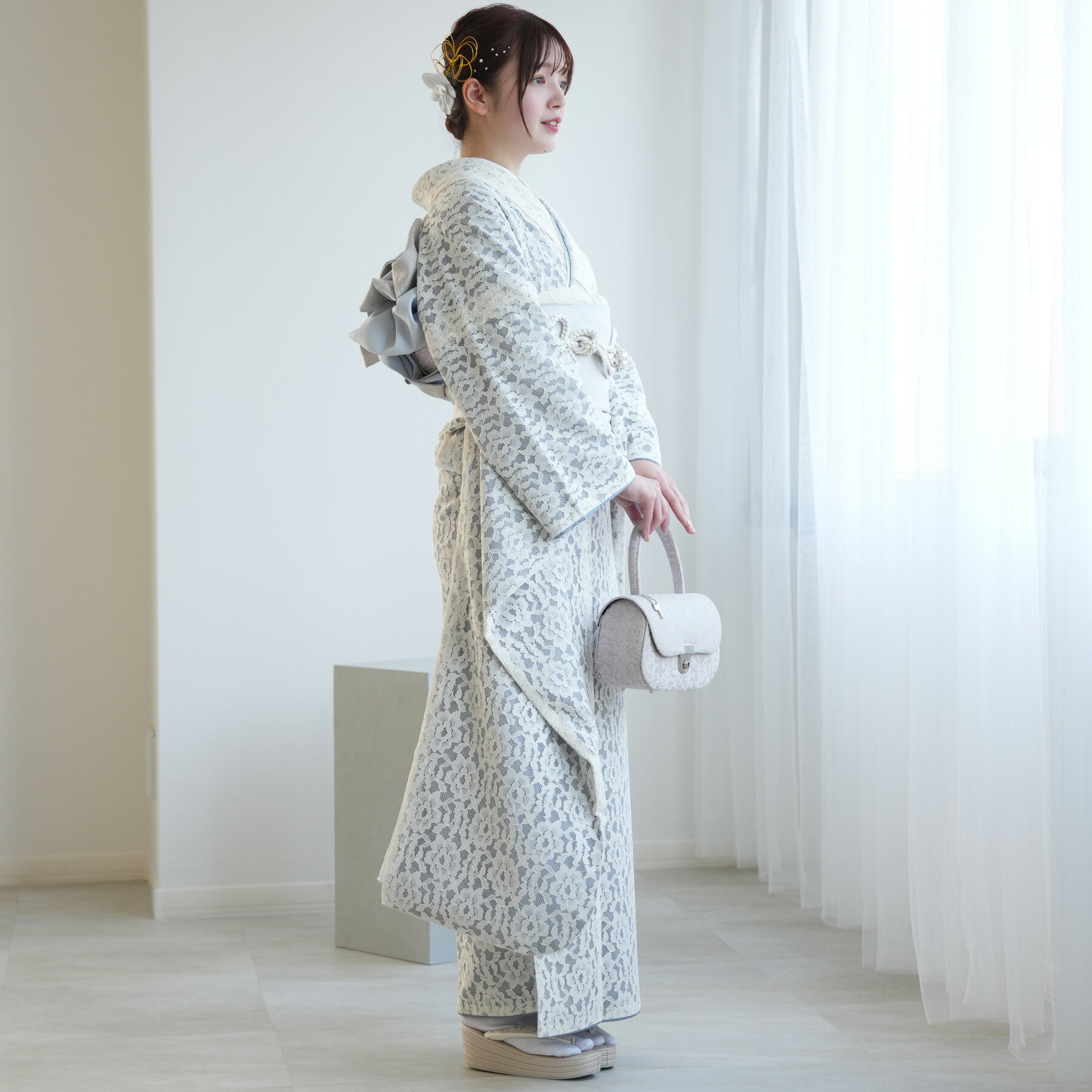 【レンタル】 振袖 21点セット utatane フリー（身長約152cm-162cm） 振袖セット 日本製レース 大学生 女性 レース フルセット 白系 ホワイト グレー フラワーレース 上品 刺繍 西陣織袋帯 クラシック 大学生 大人 成人式 結婚式 往復送料無料