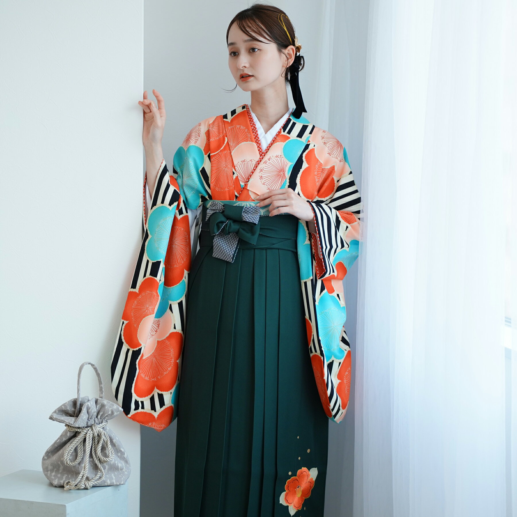 【レンタル】 卒業式 袴 レンタル セット 着物 袴セット レトロ 二尺袖 着物 袴 レトロ【utatane 袴17点セット 九重 黒縞にオレンジと空色の大きな梅】往復送料無料