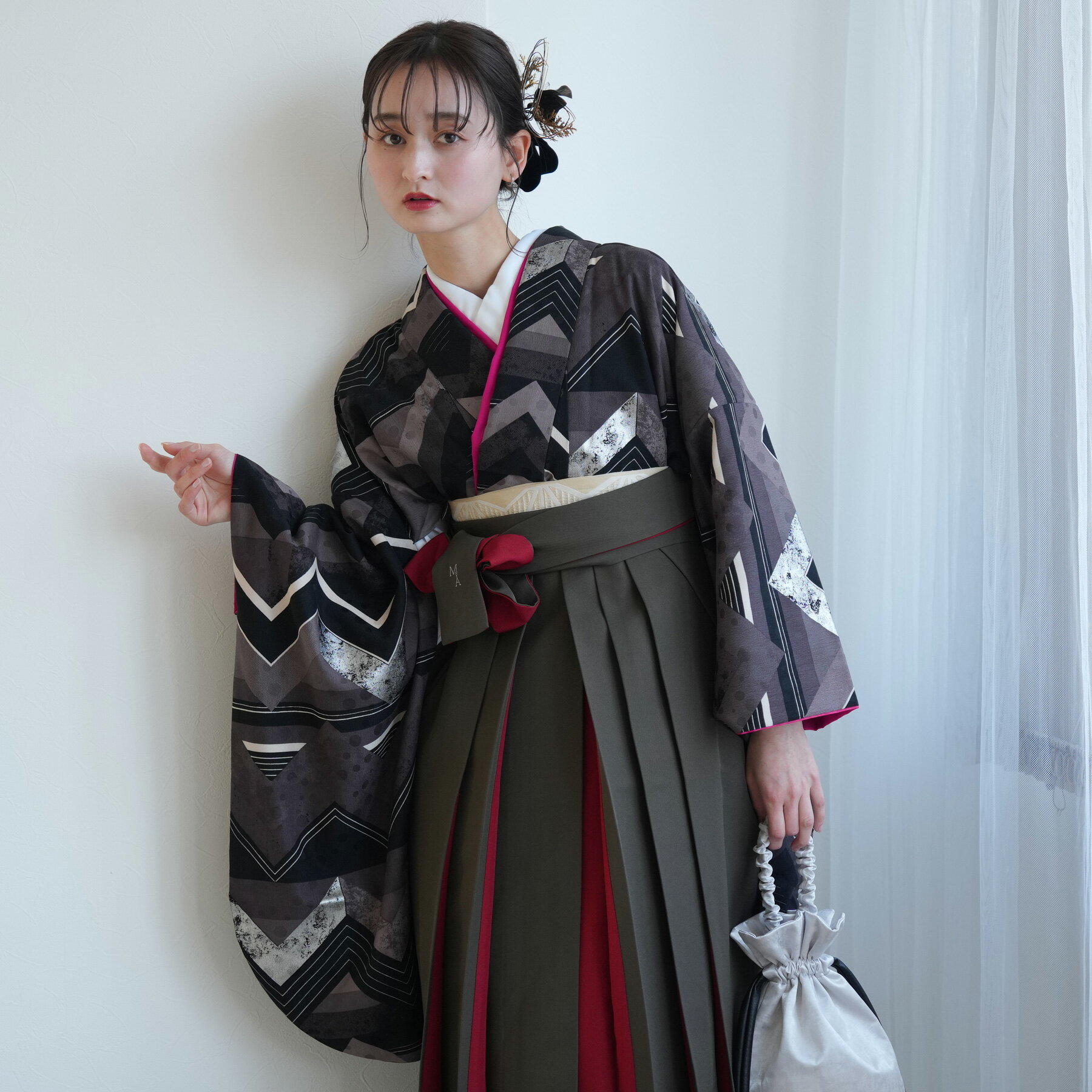 【レンタル】 卒業式 袴 レンタル 着物 袴セット 17点セット モダンアンテナ 袴丈91-99cm（適応身長156cm-170cm前後） 袴セット 卒業式 大学生 着物 ジグザグ 女性 チャコール 系 女性 グレー 白 黒 ブラック 稲妻 幾何学 ストライプ 縞 かわいい 往復送料無料