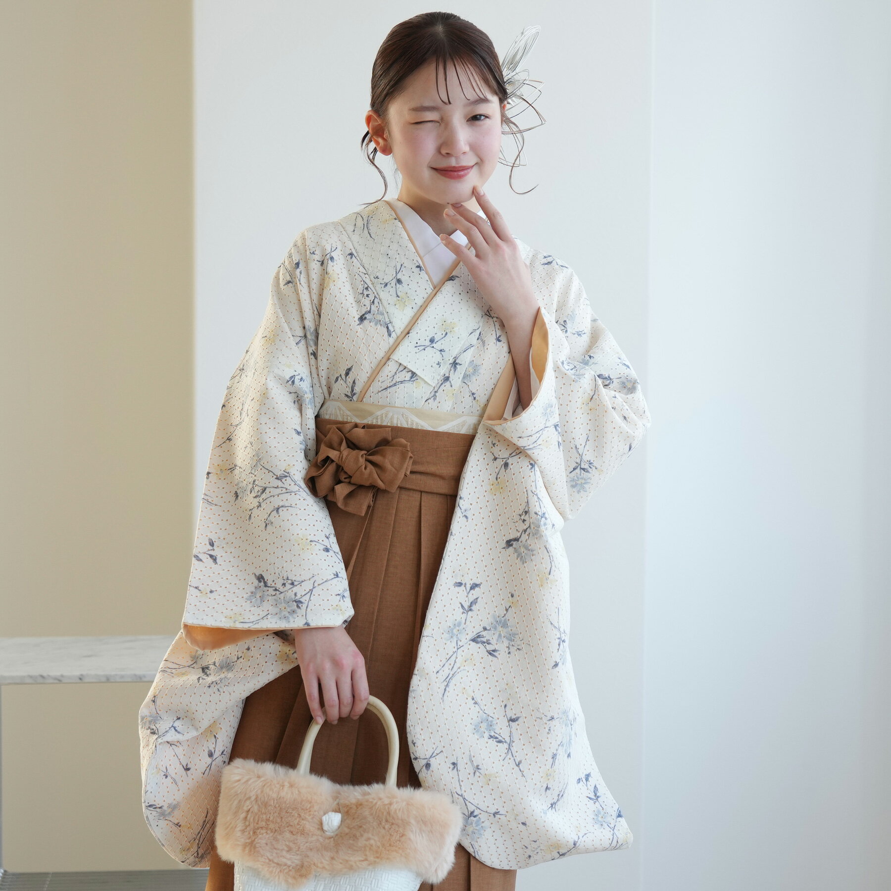 【レンタル】 卒業式 袴 レンタル 着物 袴 16点セット 袴丈91cm（適応身長153cm-165cm） 国産生地 袴セット 卒業式 大学生 着物 女性 ベージュ 系 アイボリー レース 小花 洋風 かわいい くすみカラー 大正浪漫 往復送料無料のサムネイル