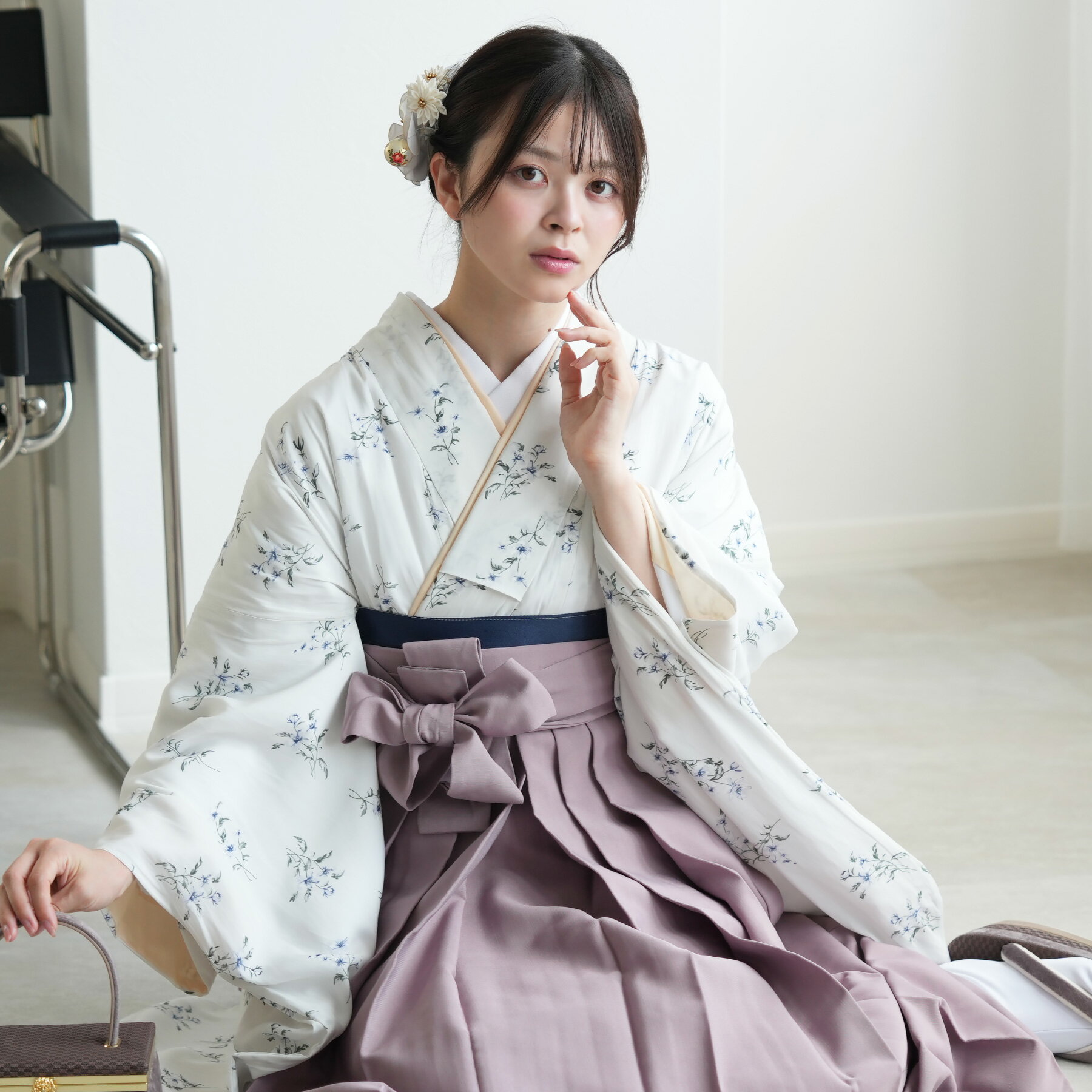 【レンタル】 卒業式 袴 レンタル 17点セット 着物 utatane 袴91-99cm（身長153-170cm） 袴セット 卒業式 大学生 着物 花柄 女性 白系 水色 ブルー くすみピンク ダスティピンク ボタニカル 日本製着物 専門学校 卒服 卒業式 謝恩会 往復送料無料のサムネイル