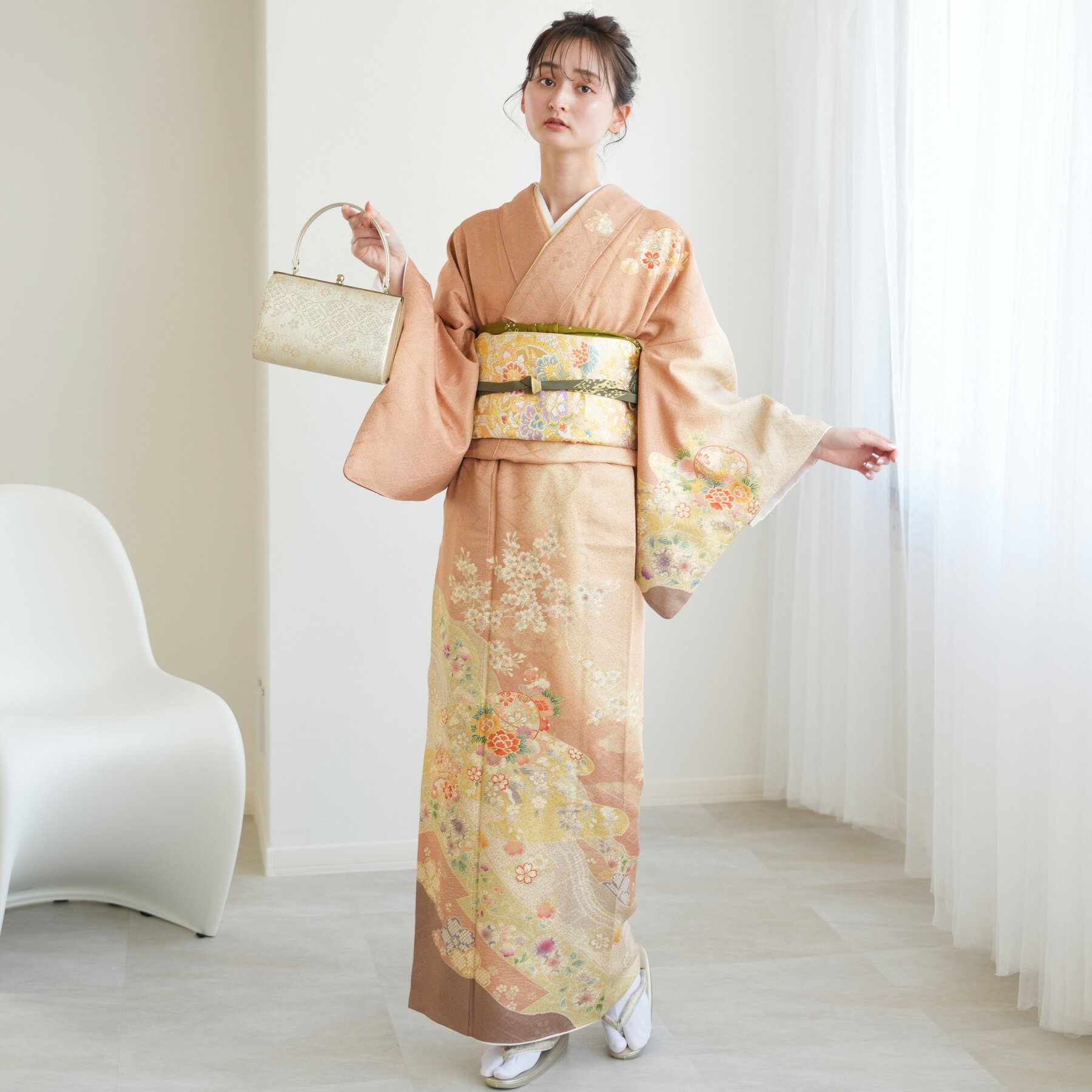 [商品画像について] ※商品画像はできる限り実物を再現するよう心掛けておりますが、お客様のモニターや閲覧環境によって大きく色味が異なる場合があります。 [商品在庫について] ※商品在庫は他店舗販売と共有しているため、更新のタイミングにより在庫切れの場合はやむをえずキャンセルさせていただく可能性があります。 ▼ ▼　レンタル前にこちらもCHECK!　▼ ▼ ▼ ▼　着物コーデにおすすめのアイテム　▼ ▼【ひよこ商店きもの宅配レンタルについてのご案内】お申し込み前に必ずお読みくださいませ。 着付けに必要な小物はすべてそろっているフルセットレンタル。 フォーマルな訪問着を簡単にレンタル頂けます。 正絹で格式高いデザインですので、結婚式、お宮参り、パーティーなどにもご利用いただけます。 【 セット内容 】 着物・袋帯・草履・バッグ・長襦袢・帯〆・帯揚げ・重ね衿・肌襦袢・前板・着付けベルト・ウエストベルト・腰ひも3本セット・帯まくら・伊達締め・マジックベルト・衿芯・足袋（プレゼント） ※お客様ご自身で補整用の薄手のタオルを3-5枚ご用意くださいませ。 【 ご注意 】 こちらはレンタル商品となります。 レンタル状況により、ご希望日での レンタルができない場合もございます。 ご注文をいただきました翌営業日に、 当店よりレンタル確定のメールをお送りさせていただきます。 その時点でレンタル契約確定とさせていただきます。 【 素材 】 着物：正絹100％ 帯：絹70％　レーヨン15％　ポリ15％ 【 適応サイズ 】 フリーサイズ（適応身長 約153cm-168cm） 【 実寸サイズ 】 身丈：約165cm 裄丈：約68cm 袖丈：約49cm 前巾：約24cm 後巾：約30cm 足袋・草履 ワンサイズ（フリーサイズ） ※約23cm-24cm前後に対応 ※ソックスタイプストレッチ足袋 【 原産国 】 着物：中国 帯：日本 ------------------- ご注意ください ------------------- トラブル防止のため、レンタル商品は、 【代金引換不可】　【後払い決済不可】　【コンビニ受取不可】 です。 楽天市場のシステム上、ご注文時に選択肢が表示されますが その場合キャンセルとなりますので予めご了承ください。 This is a rental product and is not shipped overseas. ▼レンタル安心パックはこちらから▼
