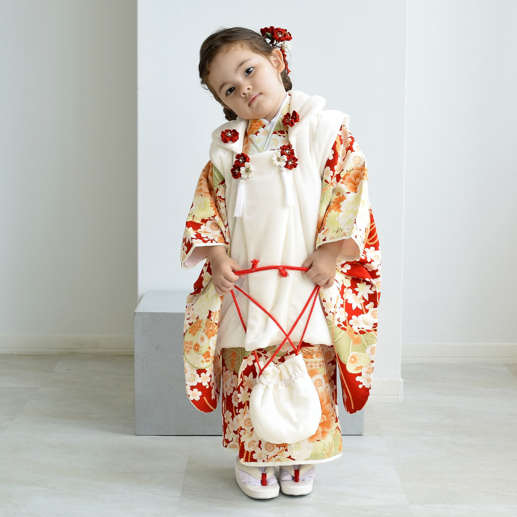 【レンタル】【利用可能期間 2025/12/14以降】 【七五三 着物 被布セット 華徒然 菊牡丹薬玉・白/赤】七五三 日本製 女の子 三歳 3歳 被布 セット...