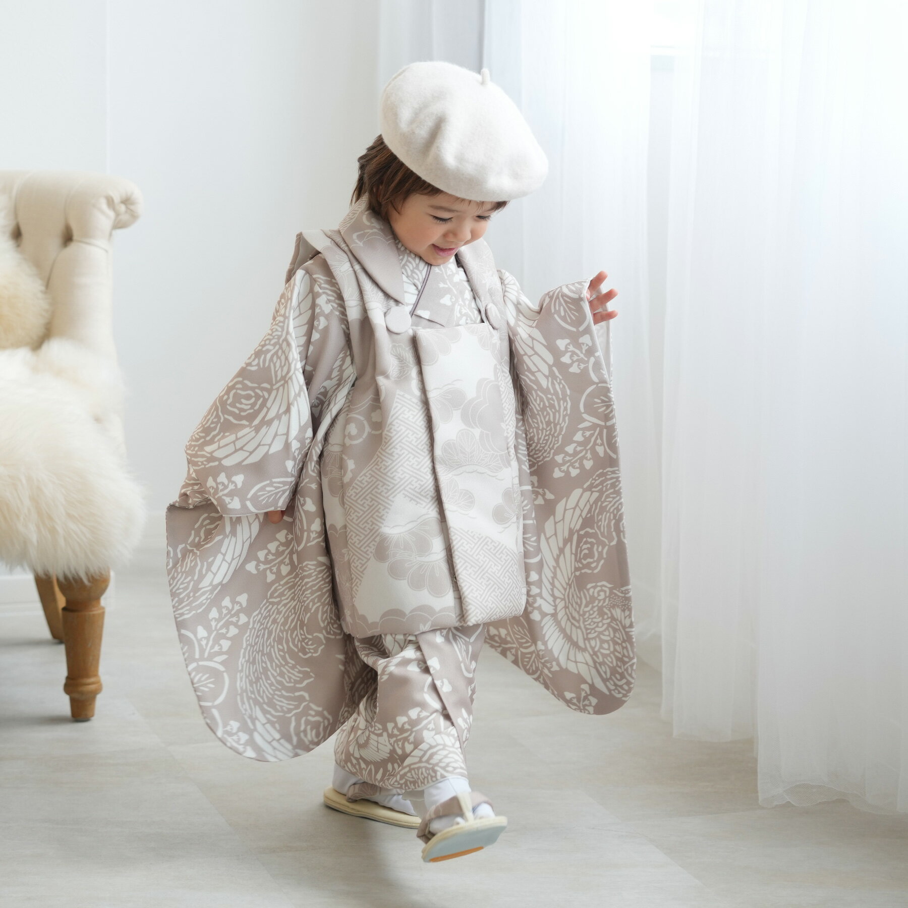 【レンタル】【ひよこ商店 kids 七五三 着物 3歳 男の子 ベレー帽つき被布フルセット ベージュ松文様×白茶鳳凰】 被布コート・着物・重ね衿・長襦袢・半衿・信玄袋・雪駄・ベレー帽・足袋)レトロ 大正浪漫 3歳男子 往復送料無料