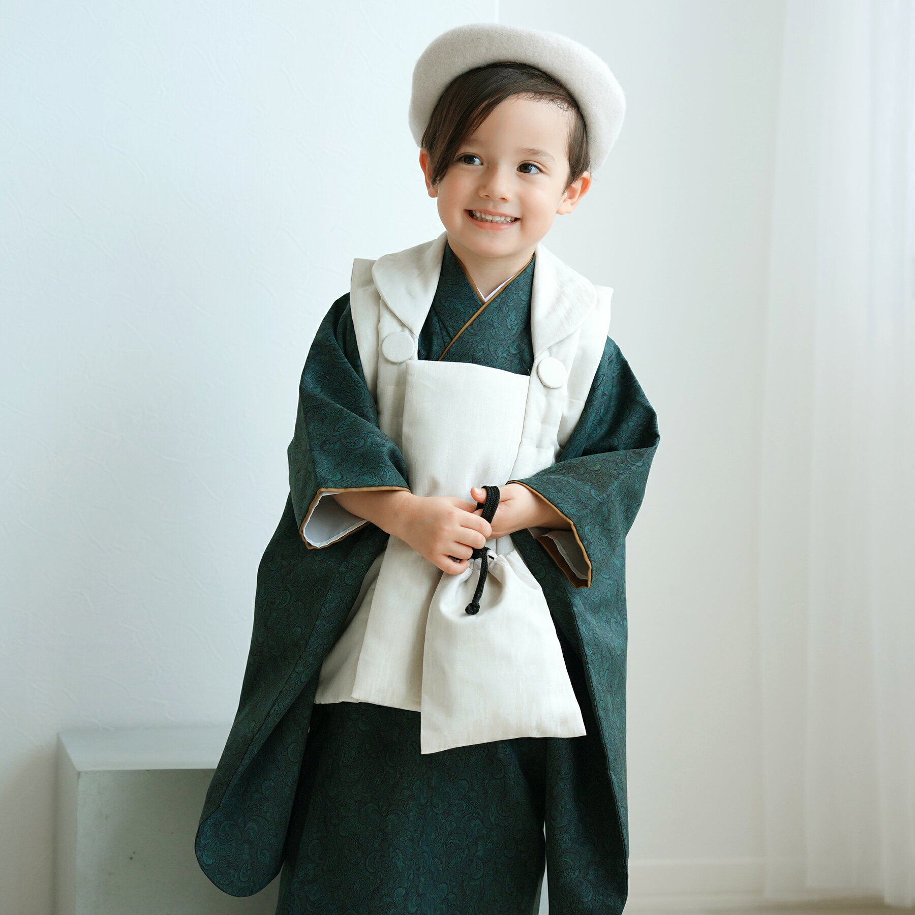 【レンタル】【ひよこ商店 kids 七五三 着物 3歳 男の子 ベレー帽つき被布フルセット 象牙色ジャガード×深緑ダマスク】 人気着物ブランドの七五三お祝い着セ...