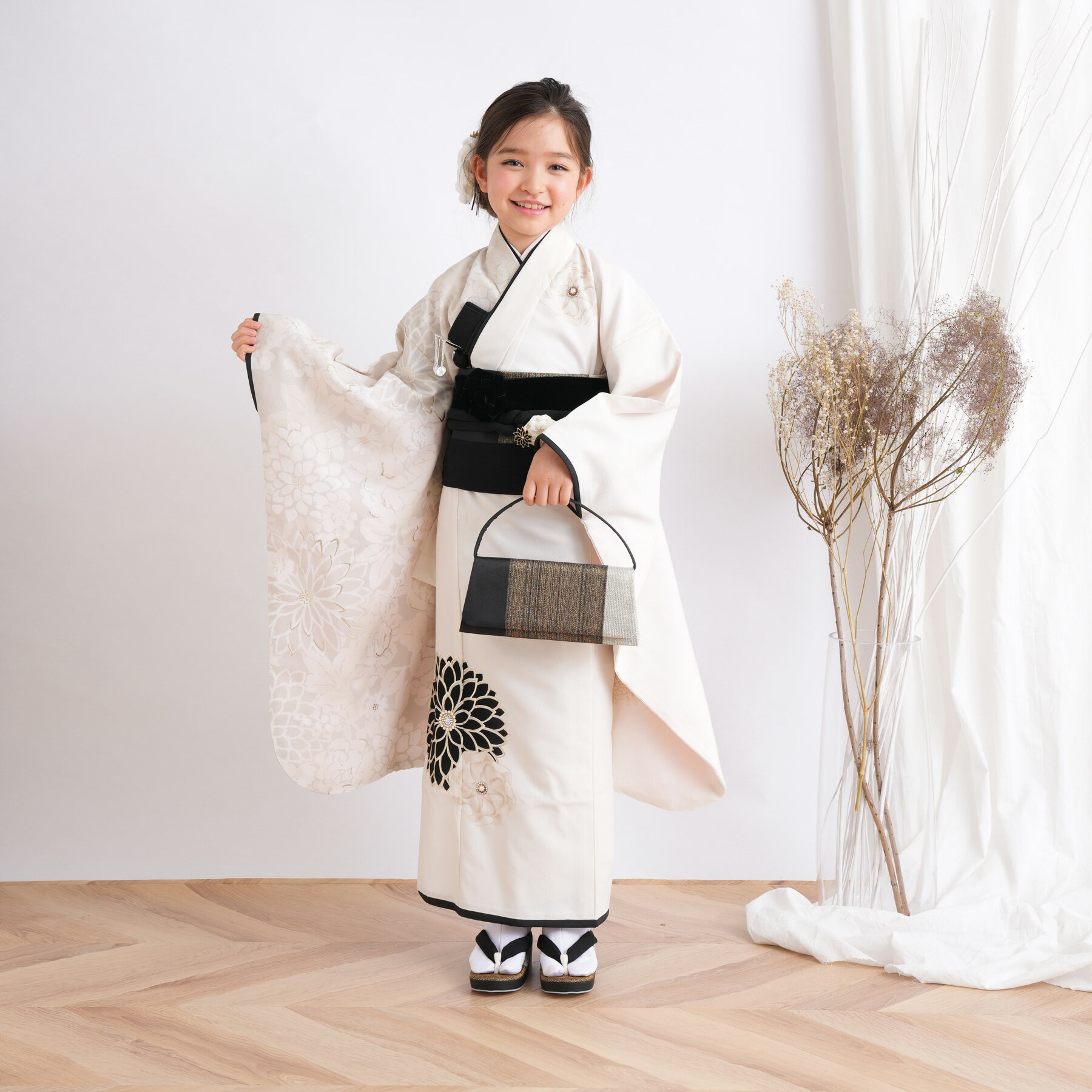 楽天ひよこ商店【レンタル】 七五三 7歳 着物 セット JAPAN STYLE 120cm-135cm前後 七五三 7歳 日本製 着物 フルセット 花 四つ身 白系 子供 kids ホワイト 黒 グラック モノクロ はこせこ 帯 草履 バッグ 髪飾り 足袋 七歳 七才 7才 おしゃれ ブランド着物