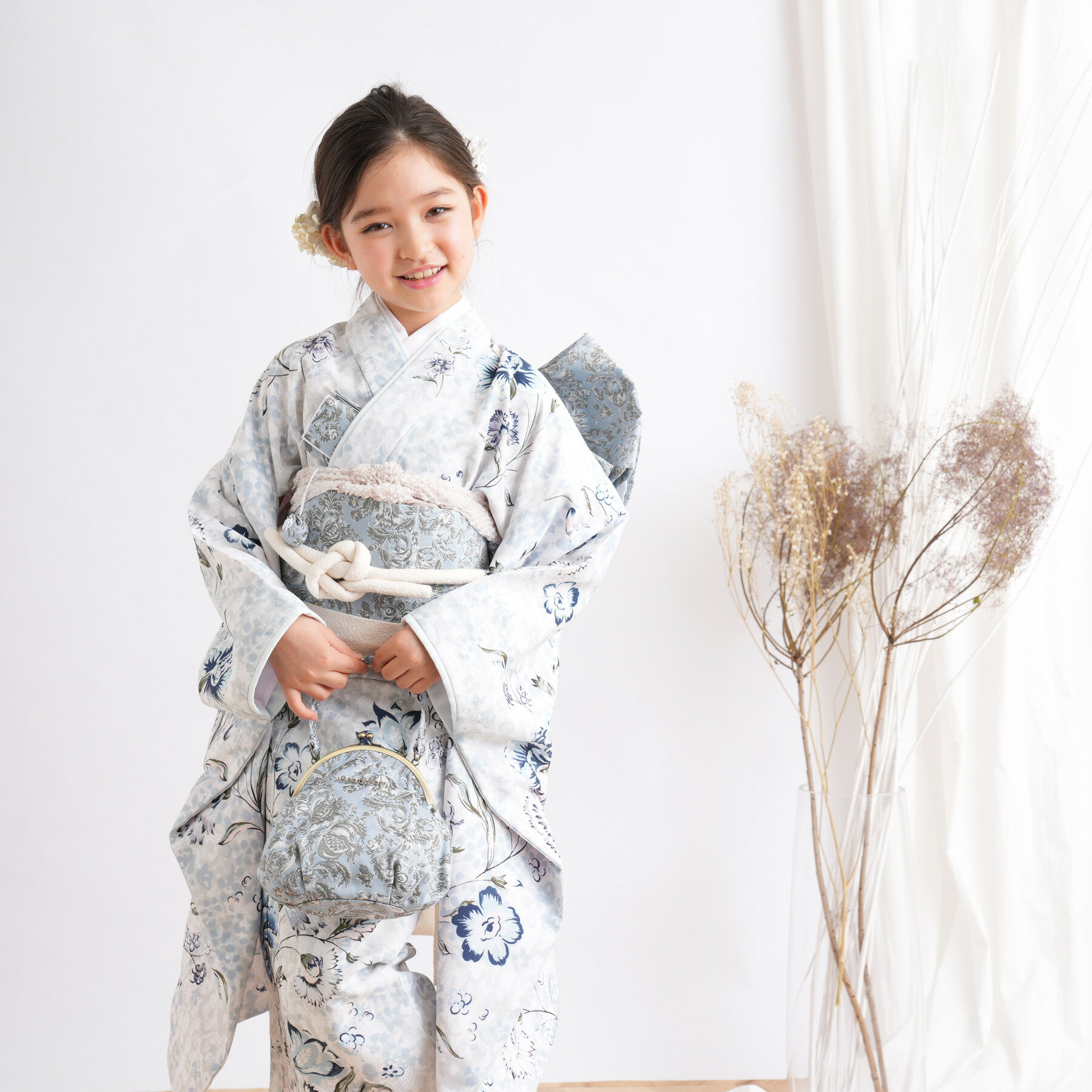 【レンタル】 七五三 7歳 着物 セット JILLSTUART 120cm-135cm前後 七五三 7歳 日本製 着物 フルセット 花 四つ身 グレー系 子供 kids 青 ブルー 白 ワントーン はこせこ 帯 草履 バッグ 髪飾り 足袋 七歳 七才 7才 おしゃれ ブランド着物のサムネイル