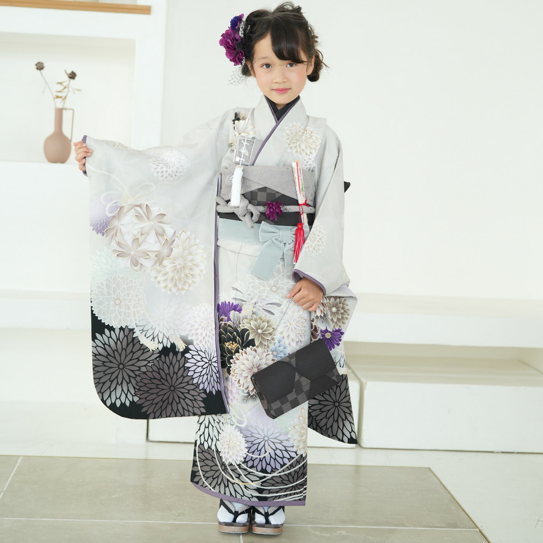 楽天ひよこ商店【35％OFF】【レンタル】 七五三 7歳 着物 セット JAPAN STYLE レトロモダン系 七五三セット 120cm-135cm前後 着物 フルセット 四つ身 白系 花柄 子供 kids 黒 ブラック グレー 茶色 草履 バッグ はこせこ 帯 おしゃれ 祝着 ブランド着物 七歳 七才 7才 髪飾り 足袋
