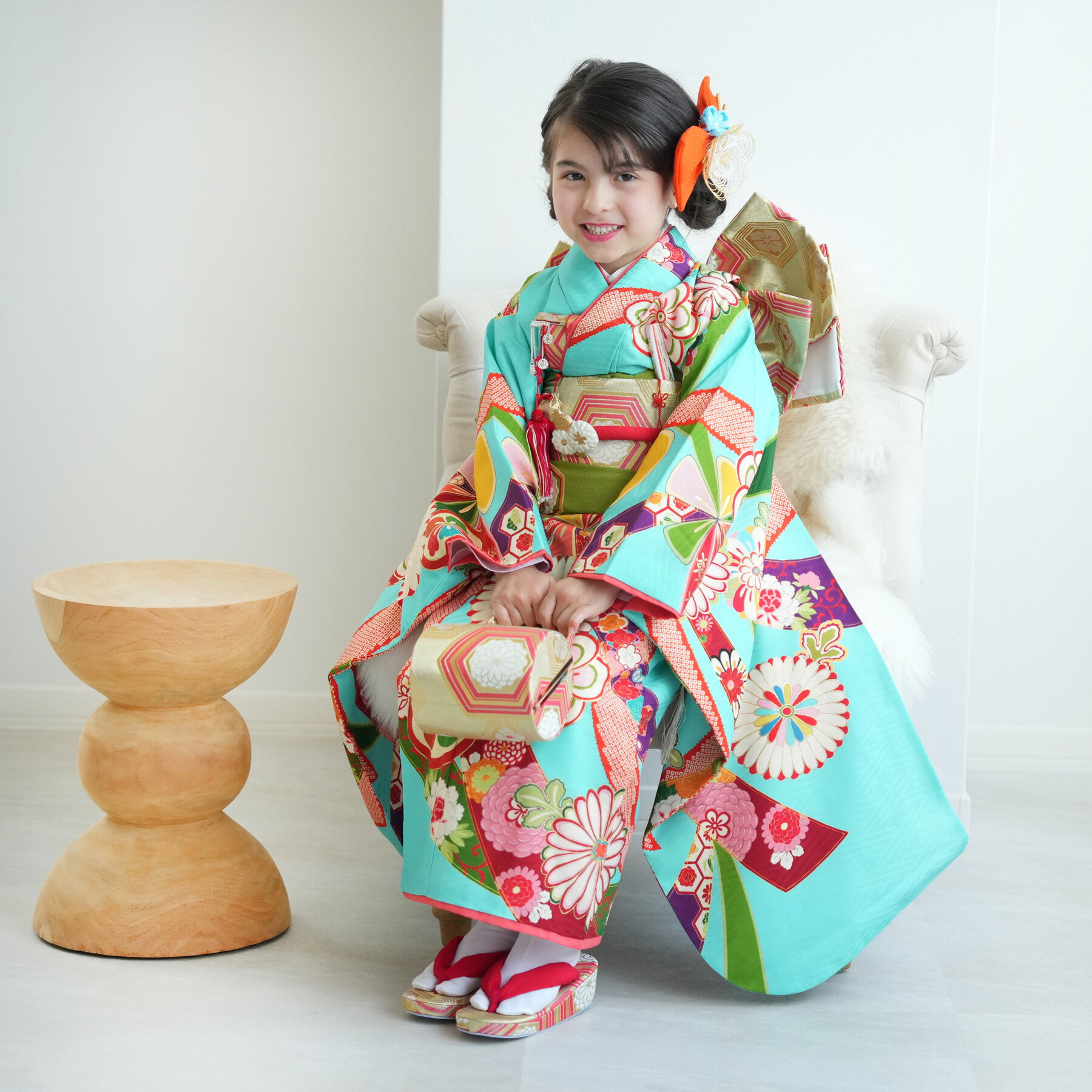 [商品画像について] ※商品画像はできる限り実物を再現するよう心掛けておりますが、お客様のモニターや閲覧環境によって大きく色味が異なる場合があります。 [商品在庫について] ※商品在庫は他店舗販売と共有しているため、更新のタイミングにより在庫切れの場合はやむをえずキャンセルさせていただく可能性があります。 ▼ ▼　レンタル前にこちらもCHECK!　▼ ▼ ▼ ▼　着物コーデにおすすめのアイテム　▼ ▼【ひよこ商店きもの宅配レンタルについてのご案内】お申し込み前に必ずお読みくださいませ。 【 セット内容 】 着物（重ね衿縫い付け済み）・作り帯・長襦袢（半衿縫い付け済み）・箱迫(はこせこ)・ビラ簪(かんざし)・帯締め・帯揚げ・志古貴(しごき)・扇子・バッグ・草履・髪飾り 腰ひも3本・伊達締め・前板・コーリンベルト・マジックベルト・ウエストベルト・足袋（新品プレゼント） ※商品に腰上げはしておりません。 ※肌着・補正用タオルはご用意ください。 ※髪飾り・草履は在庫状況により変更になる場合がございます。 ※半襟の色は白色です。 ※着付小物類はブランド品ではございません。 【 ご注意 】 こちらはレンタル商品となります。 レンタル状況により、ご希望日での レンタルができない場合もございます。 ご注文をいただきました翌営業日に、 当店よりレンタル確定のメールをお送りさせていただきます。 その時点でレンタル契約確定とさせていただきます。 【 素材 】 ポリエステル100％ （草履・小物除く) 【 適応サイズ 】 適応身長 約120cm-135cm 【 実寸サイズ 】 身丈：約136cm 裄丈：約59cm（約54cmに肩上げ済） 袖丈：約75cm 草履：約21cm 【 原産国 】 日本 ------------------- ご注意ください ------------------- トラブル防止のため、レンタル商品は、 【代金引換不可】　【後払い決済不可】　【コンビニ受取不可】 です。 楽天市場のシステム上、ご注文時に選択肢が表示されますが その場合キャンセルとなりますので予めご了承ください。 This is a rental product and is not shipped overseas. ▼レンタル安心パックはこちらから▼