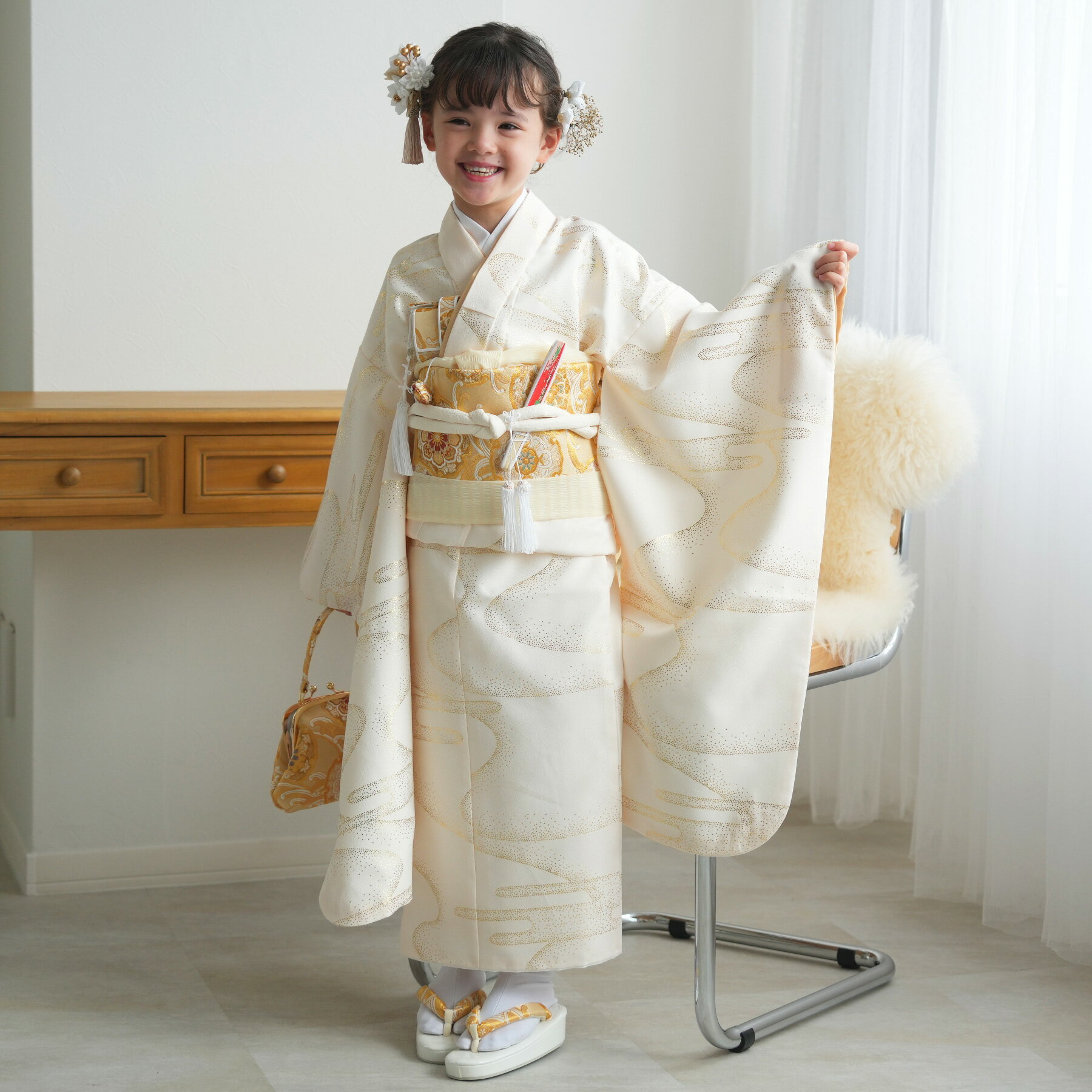 楽天ひよこ商店【レンタル】【ひよこ商店 七五三 着物 7歳 女の子 四つ身　クリーム金彩・流水】着物セット kids 四つ身 お祝い着 七歳 七才 女の子 女児 着物 日本製作り帯 長襦袢 志古貴 ハコセコ 草履 バッグ びら簪 新品足袋プレゼント 往復送料無料