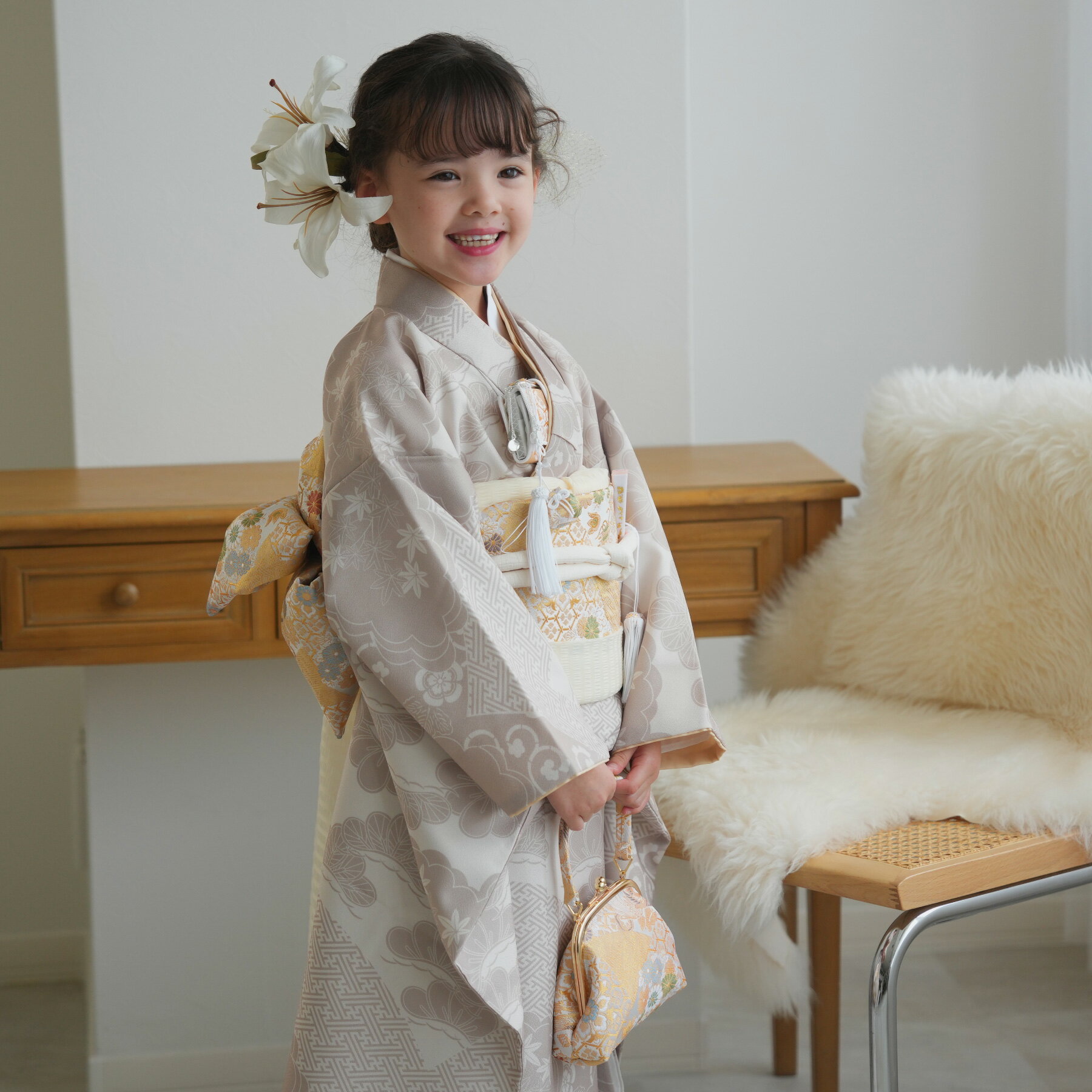 【レンタル】【ひよこ商店 七五三 着物 7歳 女の子 四つ身　ベージュ松文様】着物セット 子供 kids 四つ身 お祝い着 七歳 七才 女の子 女児 着物 日本製作り帯 長襦袢 志古貴 ハコセコ 草履 バッグ びら簪 新品足袋プレゼント 往復送料無料のサムネイル