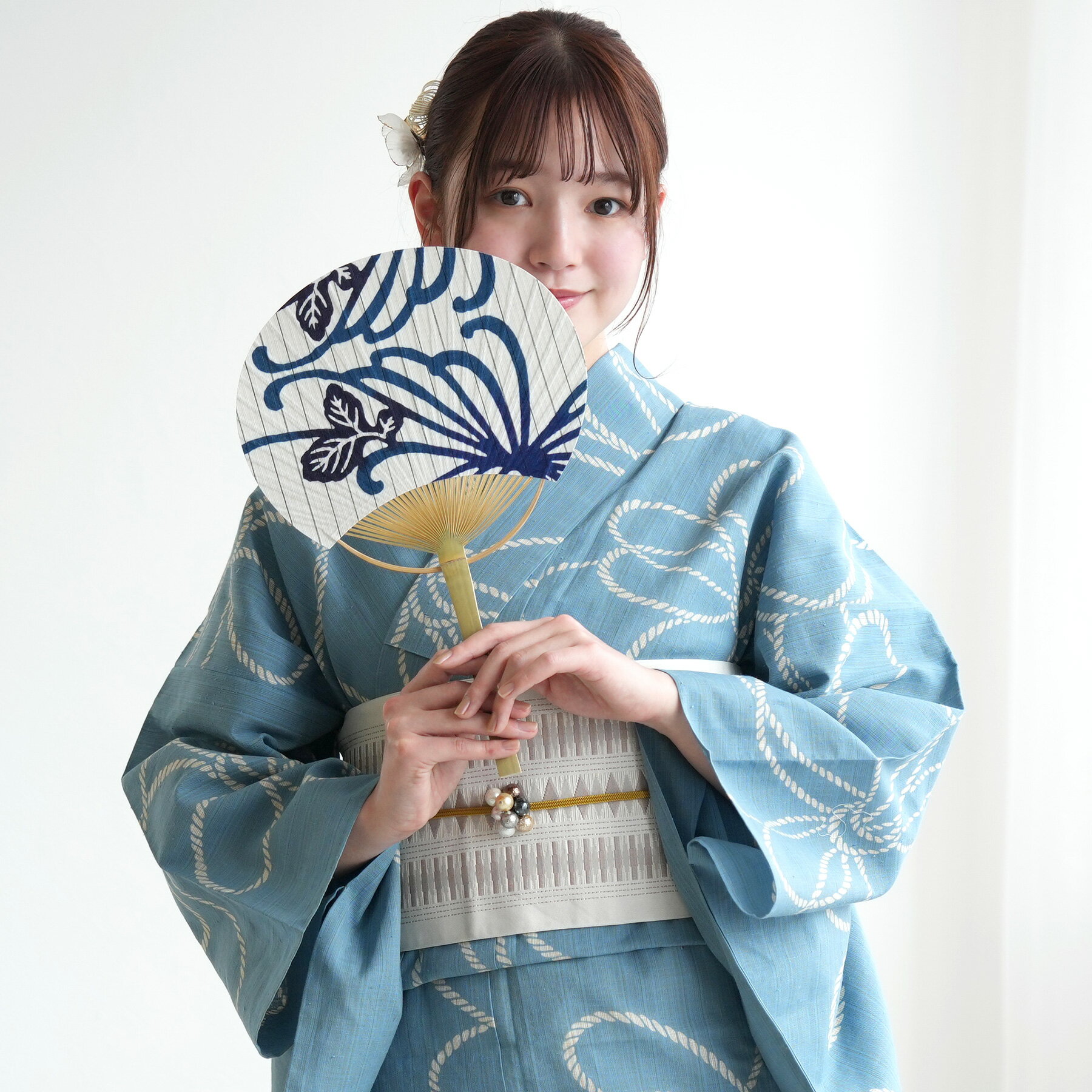 【utatane×注染工房 日本製小幅生地使用 竹うちわ 国産 等間しじら ぼかしネイビー糸菊】竹骨うちわ　団扇 注染 本染め にじみ 手染め ぼかし 奈良の職人さんの手染め ブランド 民芸品 メイドインジャパン made in japan