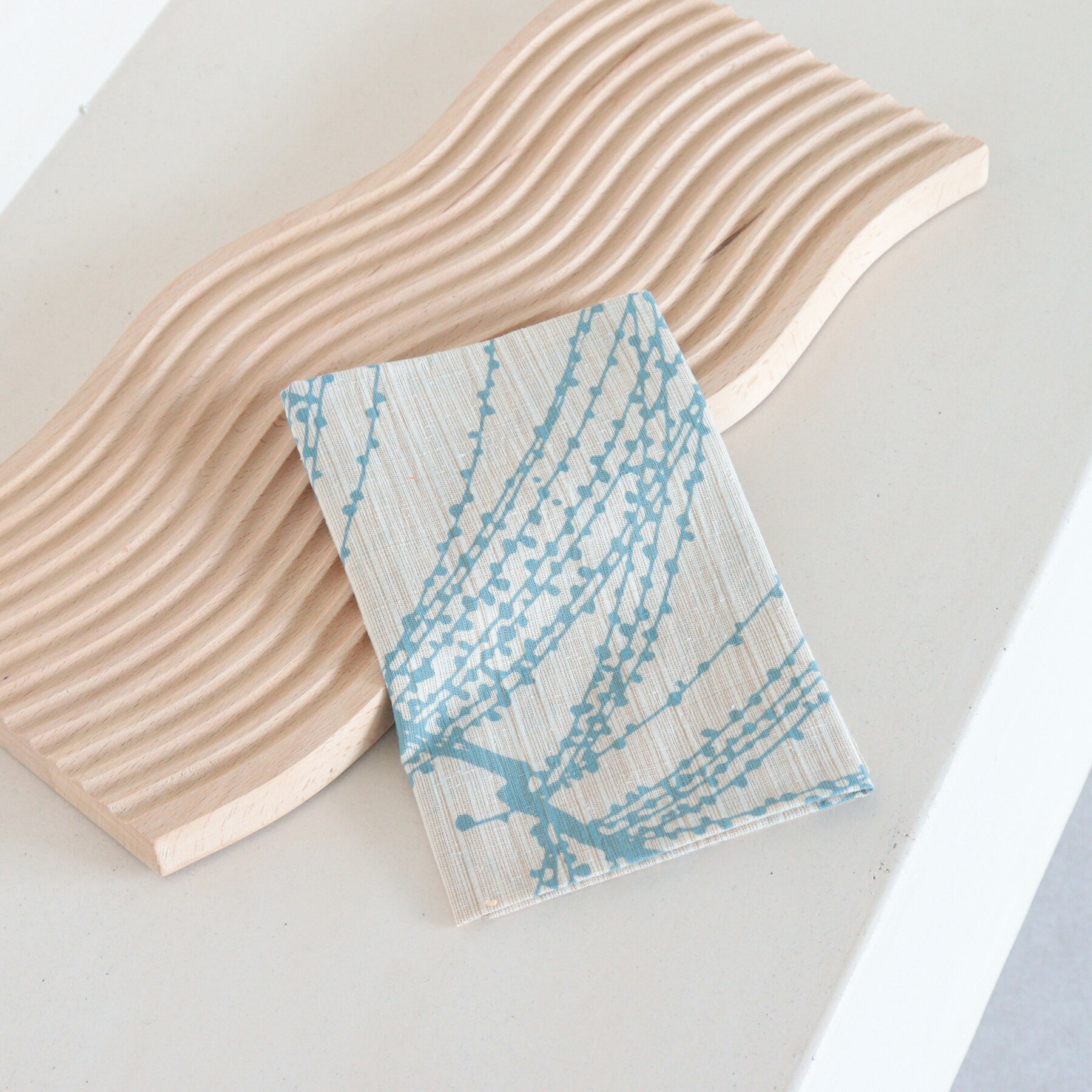 【6個までメール便可能】 手ぬぐい utatane てぬぐい 日本製 和装小物 草花 ギフト プレゼント ベージュ系 男女 ブルー 水色 芽柳 タオル ふきん ラッピング 包む 奈良 職人 昭和 平成 レトロ 北欧 日本のいいもの 飾る タペストリー