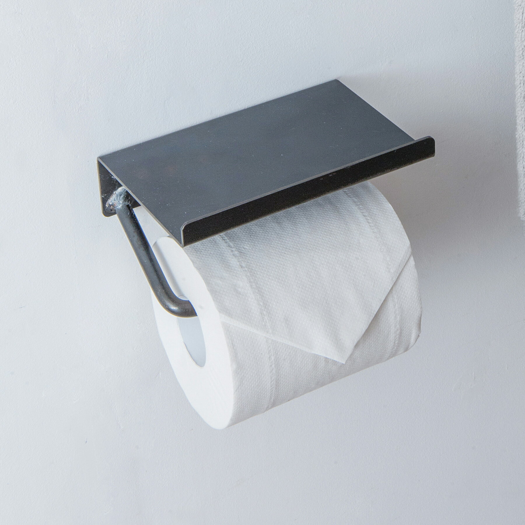 壁掛け トイレットペーパー ホルダー シングル 1個用 壁 棚 棚付き 小物置き ウォール 無地 アンティーク風 ビンテージ風 インダストリアル 黒 鉄 ミルスケール 取り付け 模様替え シンプル モダン DIY インテリア 北欧 おしゃれ トイレ