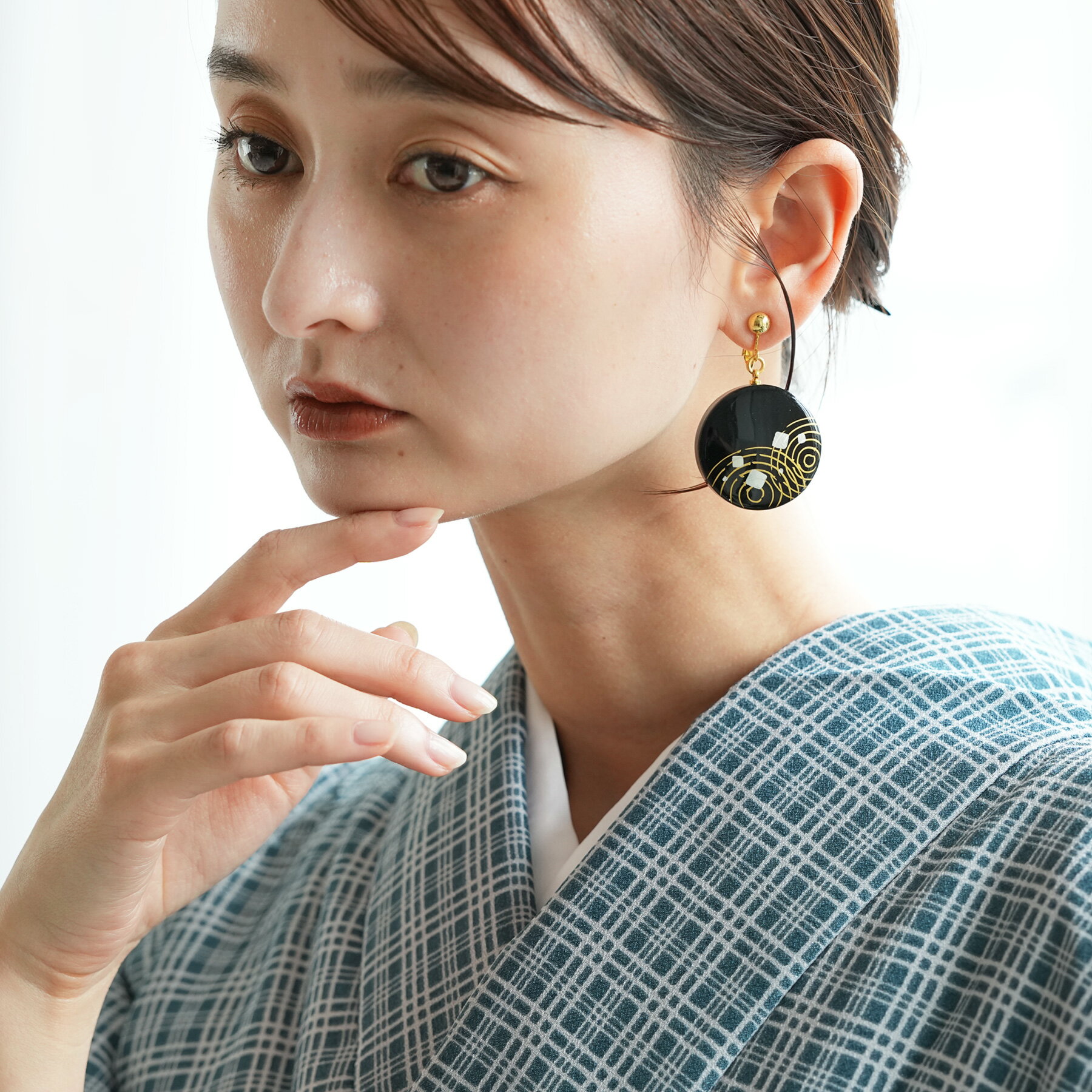 【日本製 蒔絵イヤリング 波紋・黒】丸型 イヤリング ネジバネ式 大ぶり 揺れる 上品 和風 レトロ 和装 着物 浴衣 レディース 女性 フォーマル カジュアル メール便可能