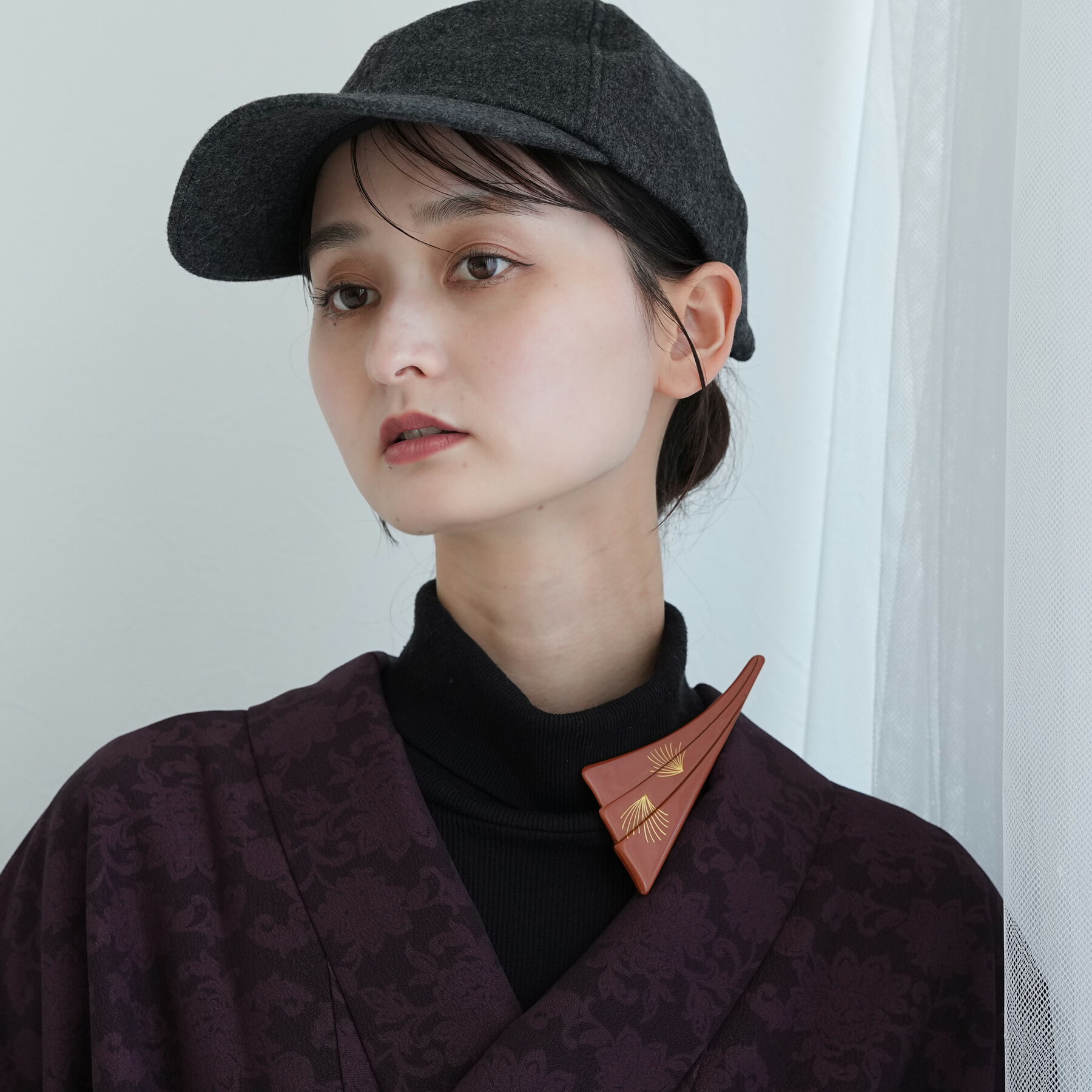 【日本製 蒔絵ブローチ 朱赤扇 金ミニマル】アンティークなアクセント 上品 和風 レトロ 着物 浴衣 和装 女性 カジュアル レディース 激レア 逸品 入手困難 ハンドメイド 職人 和モダン