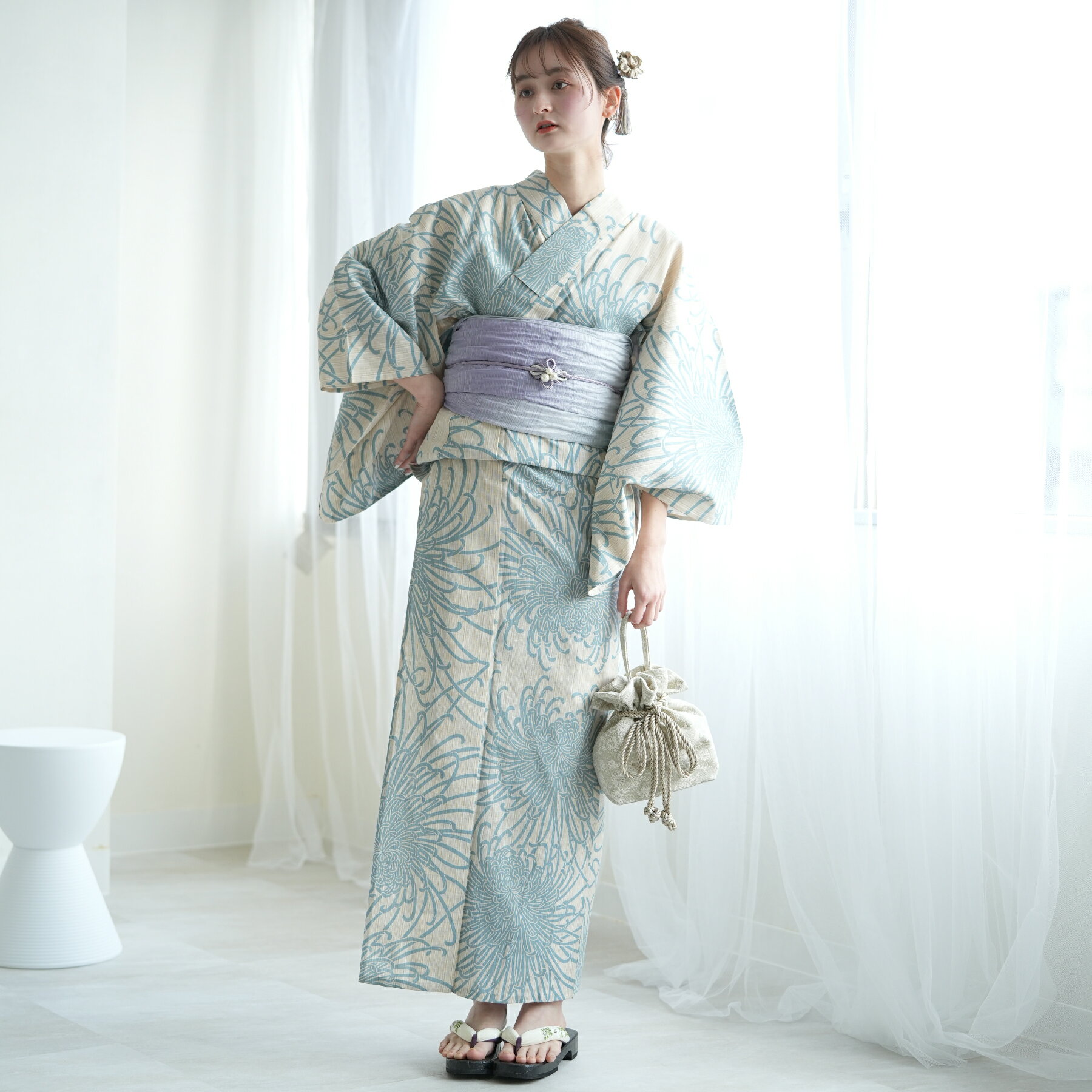 【utatane×注染工房 日本製小幅生地使用 浴衣3点セット 先染めベージュに水色の糸菊】 ゆかた 帯 下駄 セット フリーサイズ（身長155-165cm） 浴衣セット 花 レディース きなり 水色 ぼかし 注染 手染め 本染め 伝統工芸 上品 モダン 昭和レトロ