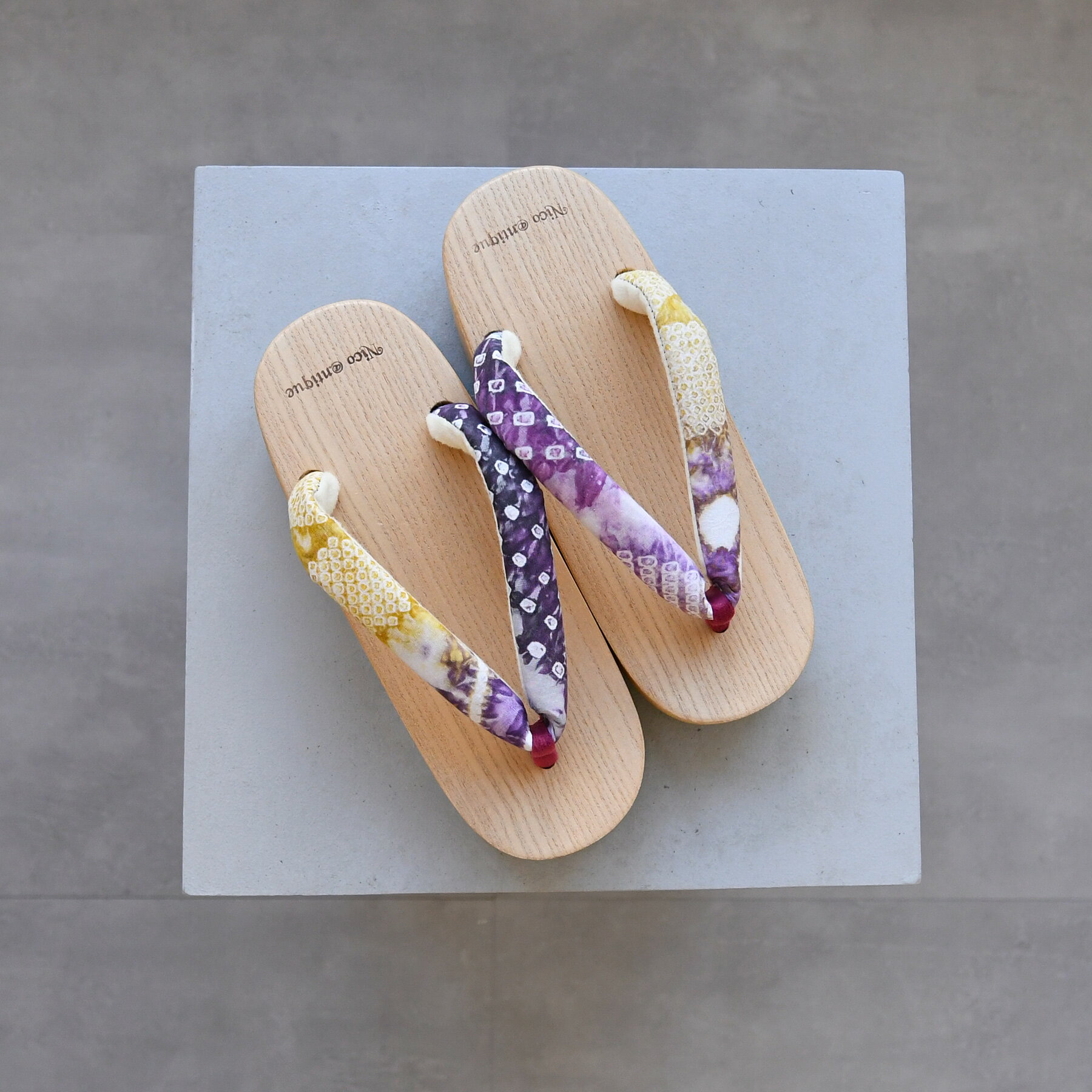 【ニコアンティーク 高級桐下駄 有松絞り鼻緒 Sサイズ 舟形 白木】国産 日本製 げた 単品 伝統工芸有松絞り生地使用 徳島の下駄職人さんと滋賀の鼻緒職人さんの手仕事 浴衣はもちろん、足袋を履いて着物にも ひとつひとつ表情が異なるあなただけの1点物