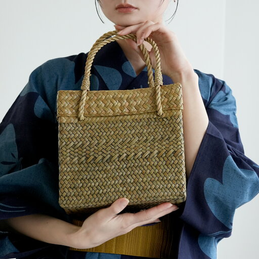【7%OFF】【 utatane スクエアボックス×バイカラーかごバッグ 】 天然素材 職人手編み カチュー シーグラス 水草 夏 ハンドメイド 籠 カゴバッグ ミニバッグ ハンドバッグ ナチュラル 浴衣や夏着物、洋服コーデにも 【7%OFF】【 utatane スクエアボックス×バイカラーかごバッグ 】 天然素材 職人手編み カチュー シーグラス 水草 夏 ハンドメイド 籠 カゴバッグ ミニバッグ ハンドバッグ ナチュラル 浴衣や夏着物、洋服コーデにも
