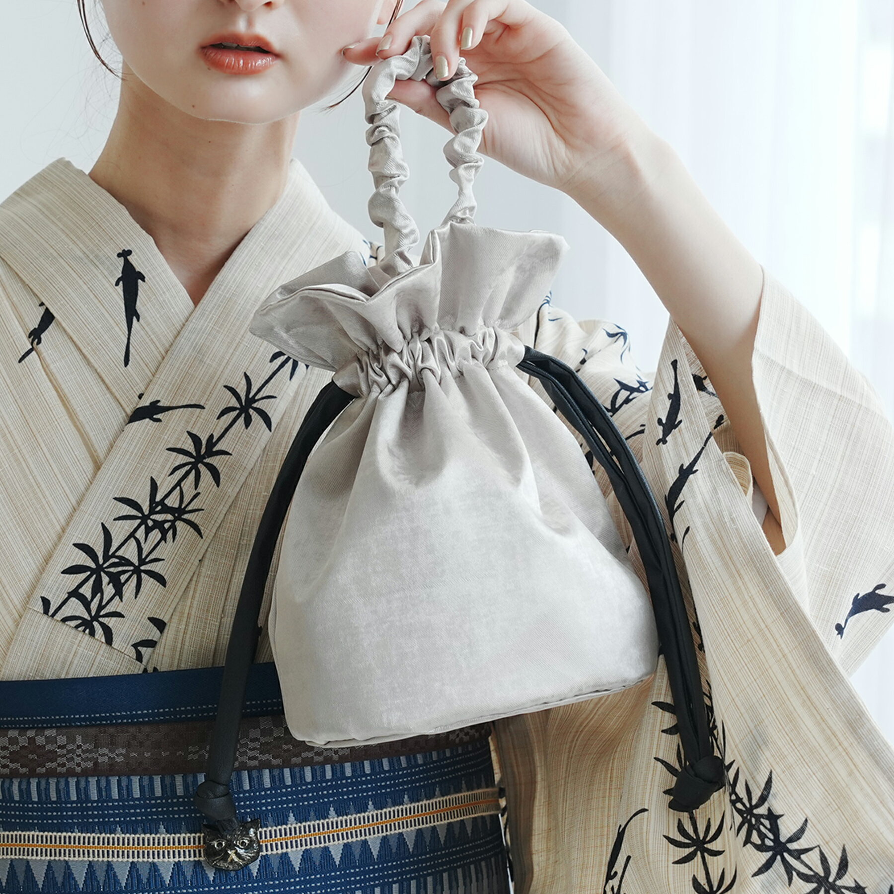 【 utatane 巾着バッグ レザー調コード 】普段使いもできる 袴(はかま)用バッグ/浴衣(ゆかた)用バッグ 日本製 国産 袴 卒業式 ミニバッグ ハンドバッグ ブランド トレンド 箔調 ベージュ ゴールド ブラック モノトーン