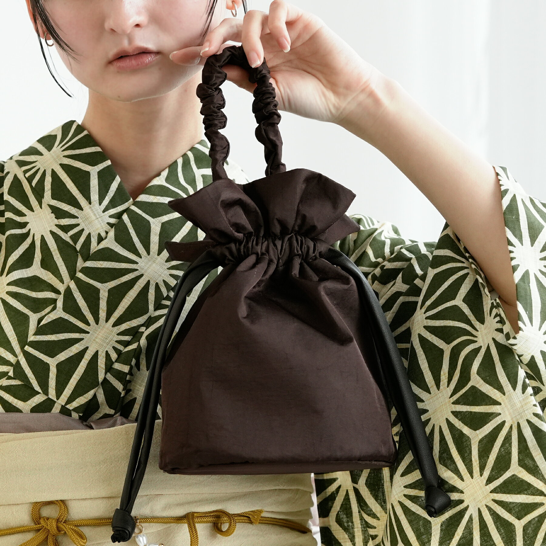 【27％OFF】【 utatane 巾着バッグ ギャザーハンドル レザー調コード 】普段使いもできる 袴（はかま）用バッグ/浴衣(ゆかた）用バッグ 日本製 国産 袴 卒業式 ミニバッグ ハンドバッグ ブランド トレンド Y2K サテン ブラウン 茶