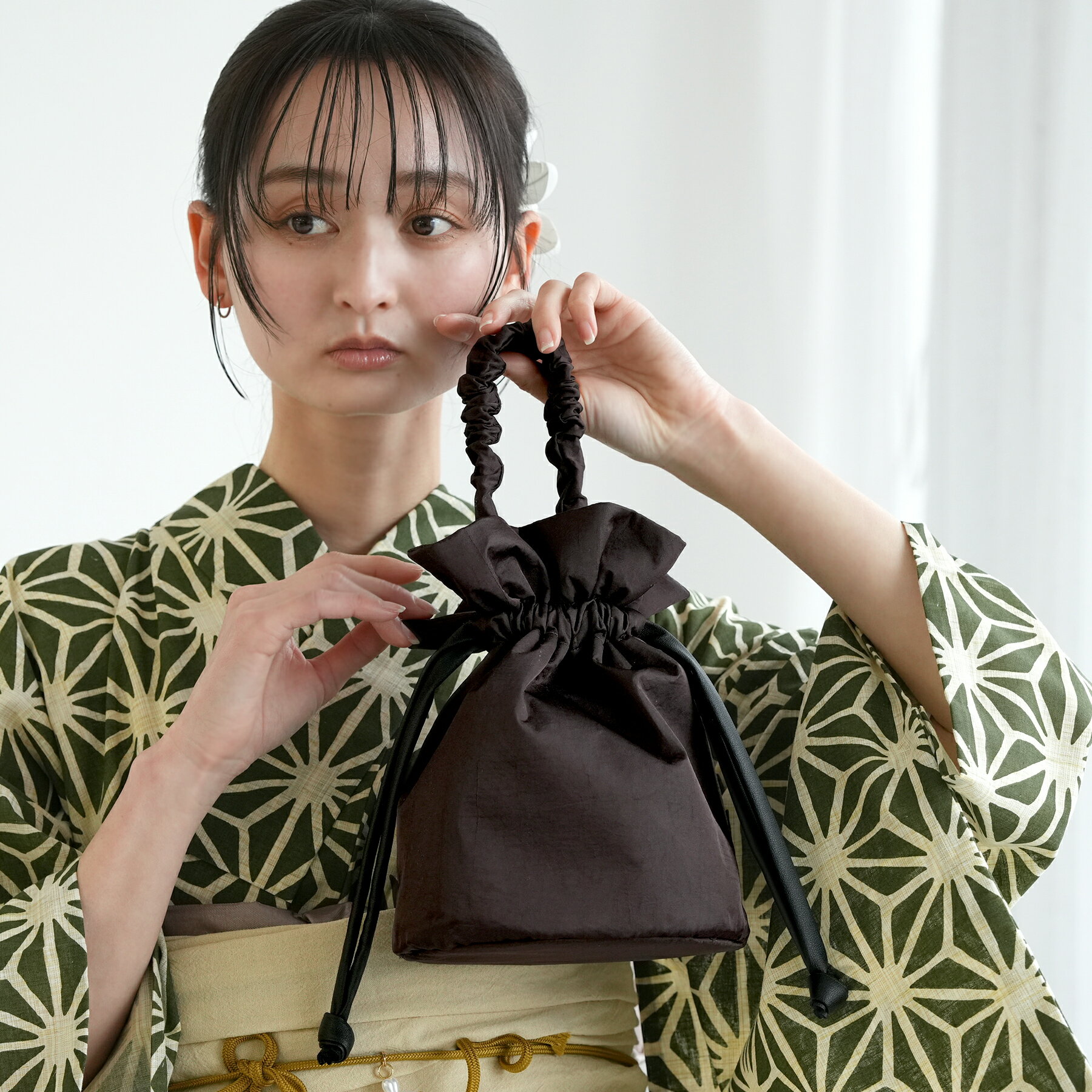 【27％OFF】【 utatane 巾着バッグ ギャザーハンドル レザー調コード 】普段使いもできる 袴（はかま）用バッグ/浴衣(ゆかた）用バッグ 日本製 国産 袴 卒業式 ミニバッグ ハンドバッグ ブランド トレンド Y2K サテン ブラウン 茶