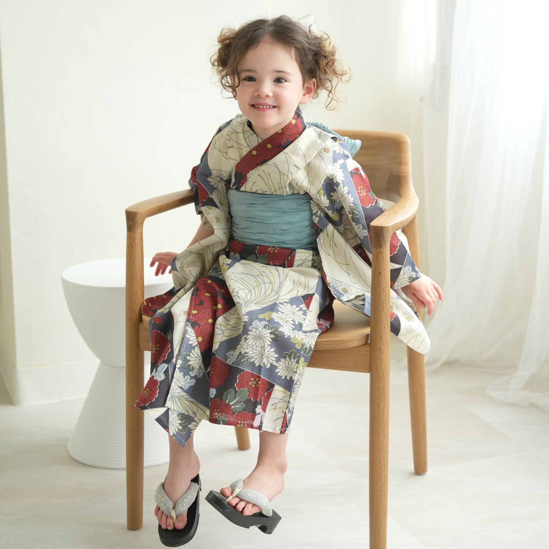 楽天ひよこ商店【27％OFF】子供浴衣 3点セット（浴衣/帯/下駄） ひよこ商店 100-130cm（身長95cm-135cm） 浴衣 子供 女の子 高級変わり織 セット 100 110 120 130 花 キッズ ベージュ系 グレージュ 青 赤 菊 裂取文 ニュアンスカラー 花火大会 夏祭り 盆踊り 幼稚園 保育園