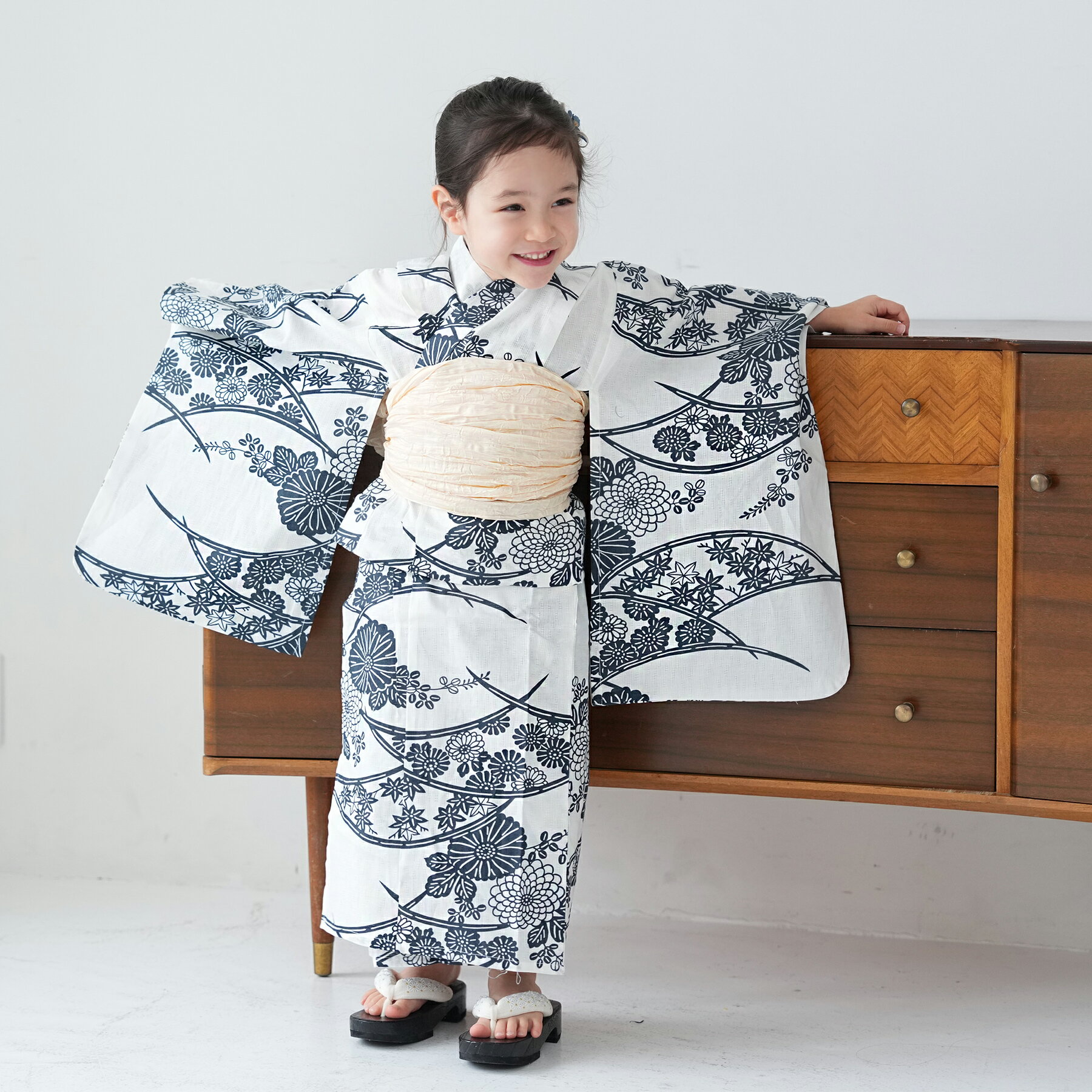 楽天ひよこ商店【utatane kids 高級変わり織 子供浴衣3点セット 女の子 白地に紺の露芝菊】 昭和初期アンティーク復刻版 こども浴衣セット（ゆかた・帯・下駄）3歳 4歳 5歳 6歳 7歳 8歳 9歳 10歳 レトロ キッズ 上質 国産生地 国内染色