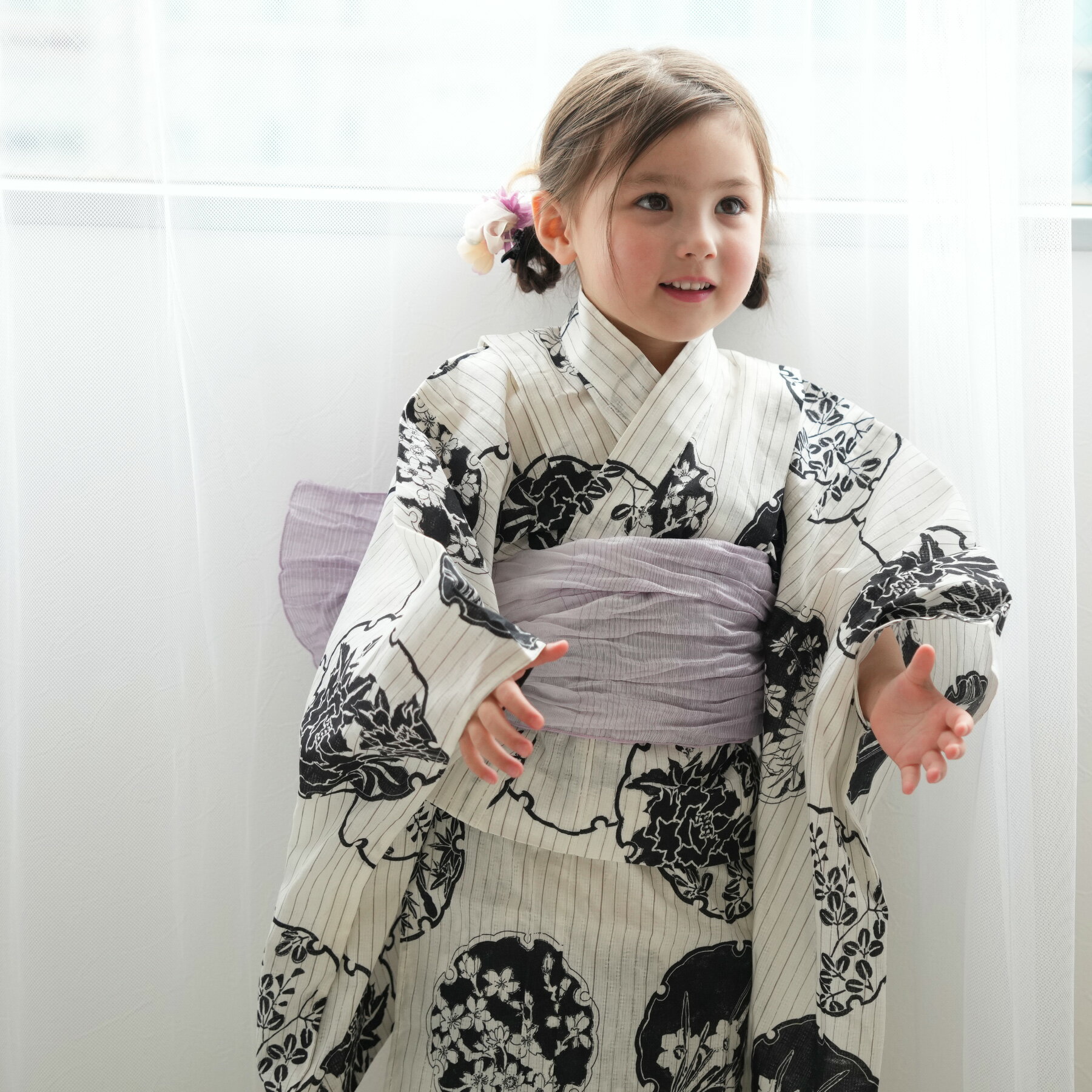 楽天ひよこ商店【utatane kids 高級変わり織 子供浴衣3点セット 女の子 白地に墨黒の花雪輪】ここでしか買えない昭和初期アンティーク復刻版 こども浴衣セット（ゆかた・帯・下駄）3歳 4歳 5歳 6歳 7歳 8歳 9歳 10歳 レトロ キッズ 上質 国産生地 国内染色